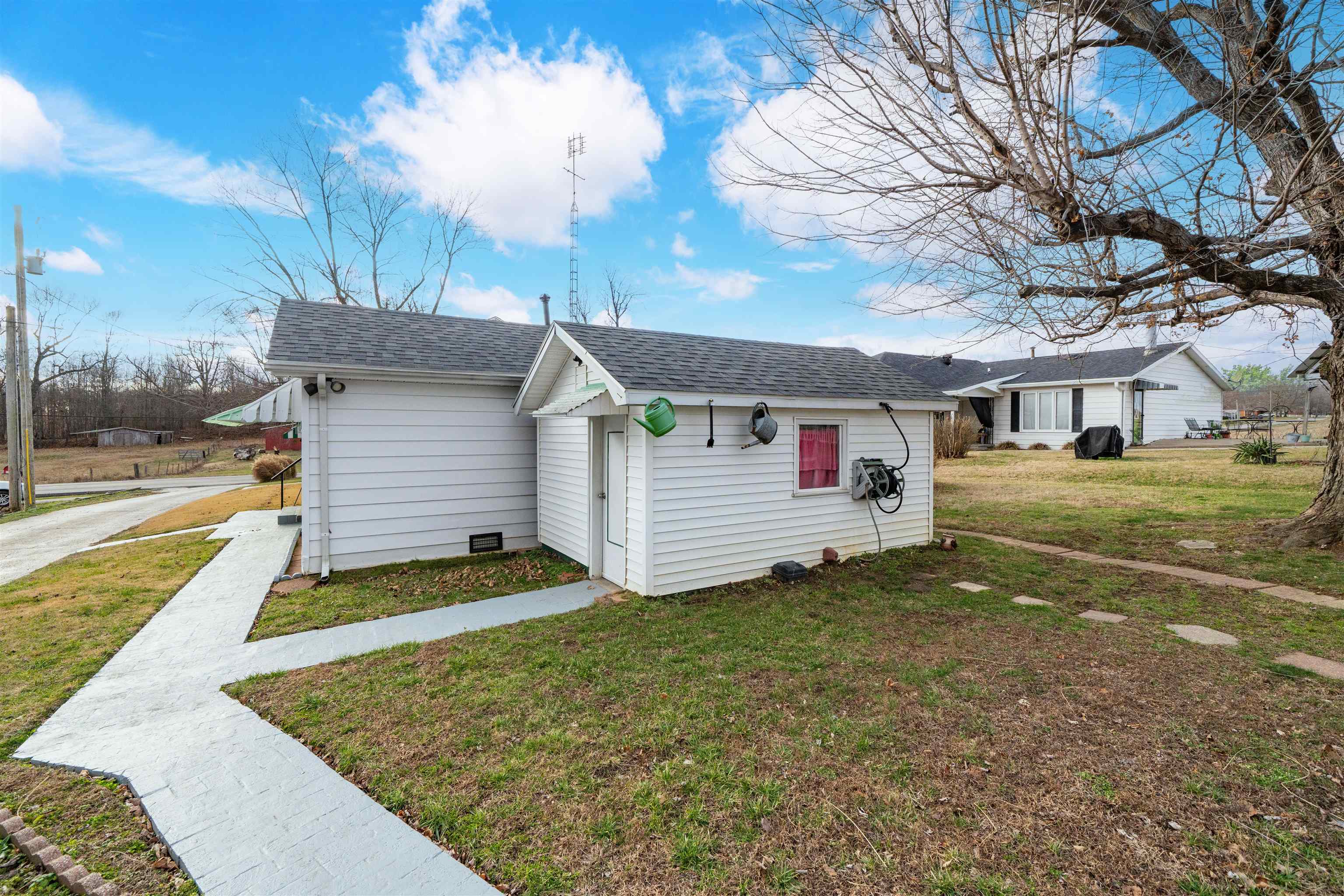 426 KY 136 W, Calhoun, Kentucky 42327, 2 Bedrooms Bedrooms, ,1 BathroomBathrooms,Single Family Residence,For Sale,KY 136 W,93969