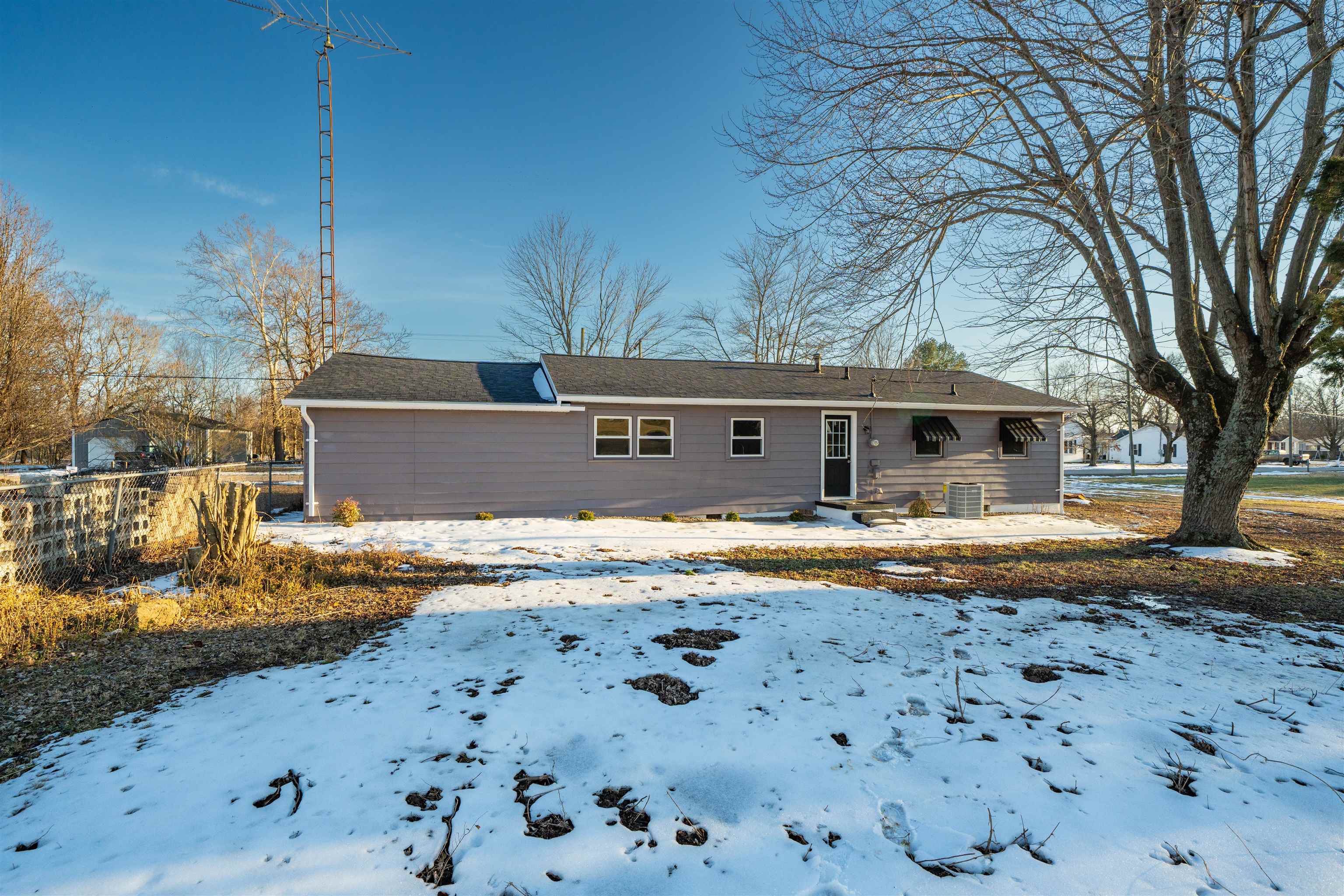 610 W 1st St, Calhoun, Kentucky 42327, 3 Bedrooms Bedrooms, ,1 BathroomBathrooms,Single Family Residence,For Sale,W 1st St,94076