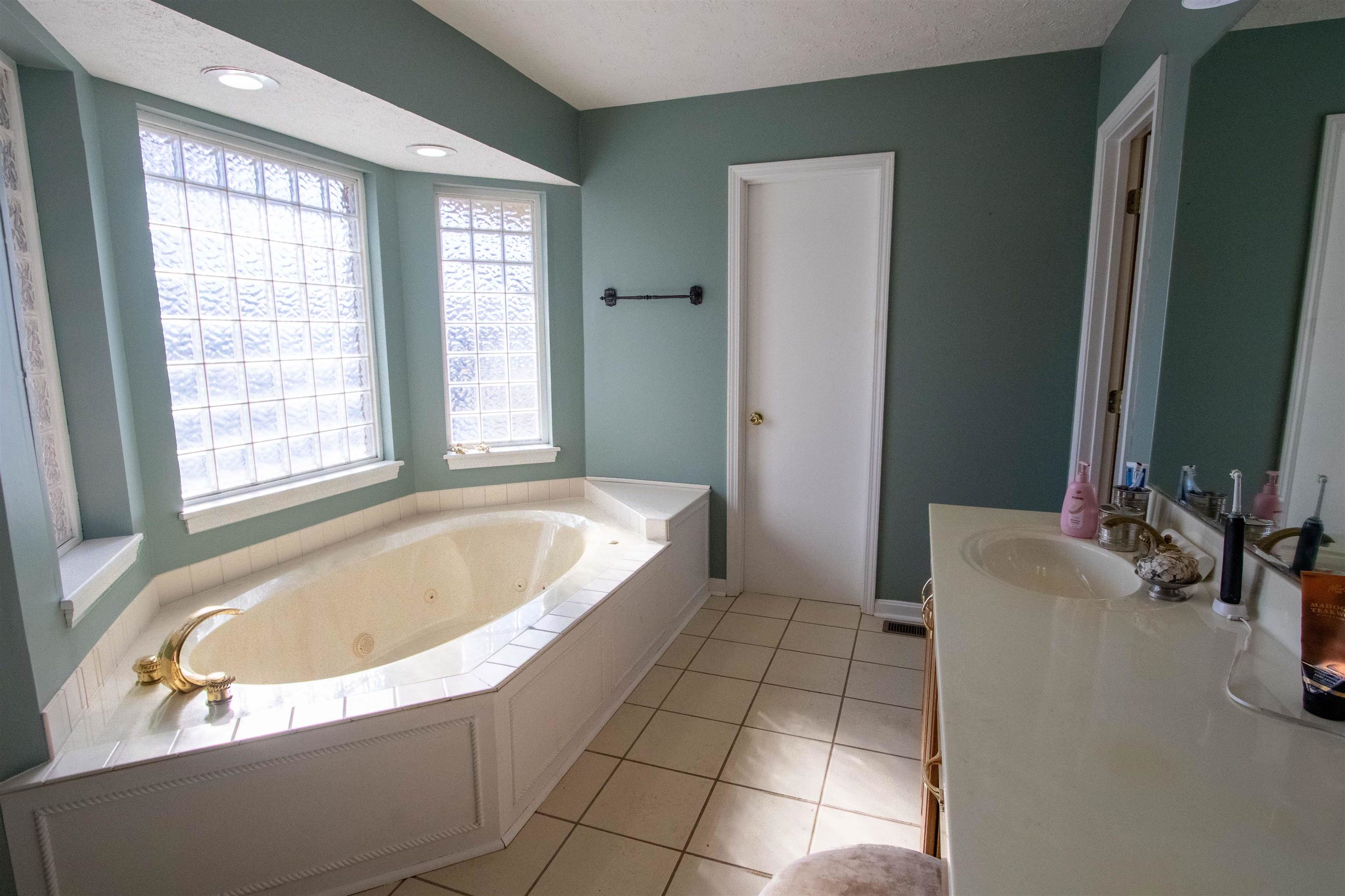 3765 Locust Hill Dr E, Owensboro, Kentucky 42303, 3 Bedrooms Bedrooms, ,2 BathroomsBathrooms,Single Family Residence,For Sale,Locust Hill Dr E,94182