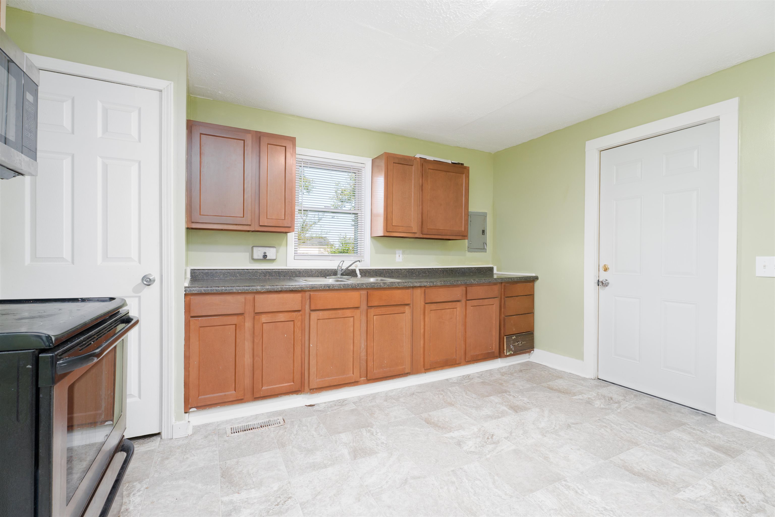 9401 Highway 60 W, Owensboro, Kentucky 42301, 2 Bedrooms Bedrooms, ,1 BathroomBathrooms,Single Family Residence,For Sale,Highway 60 W,94189