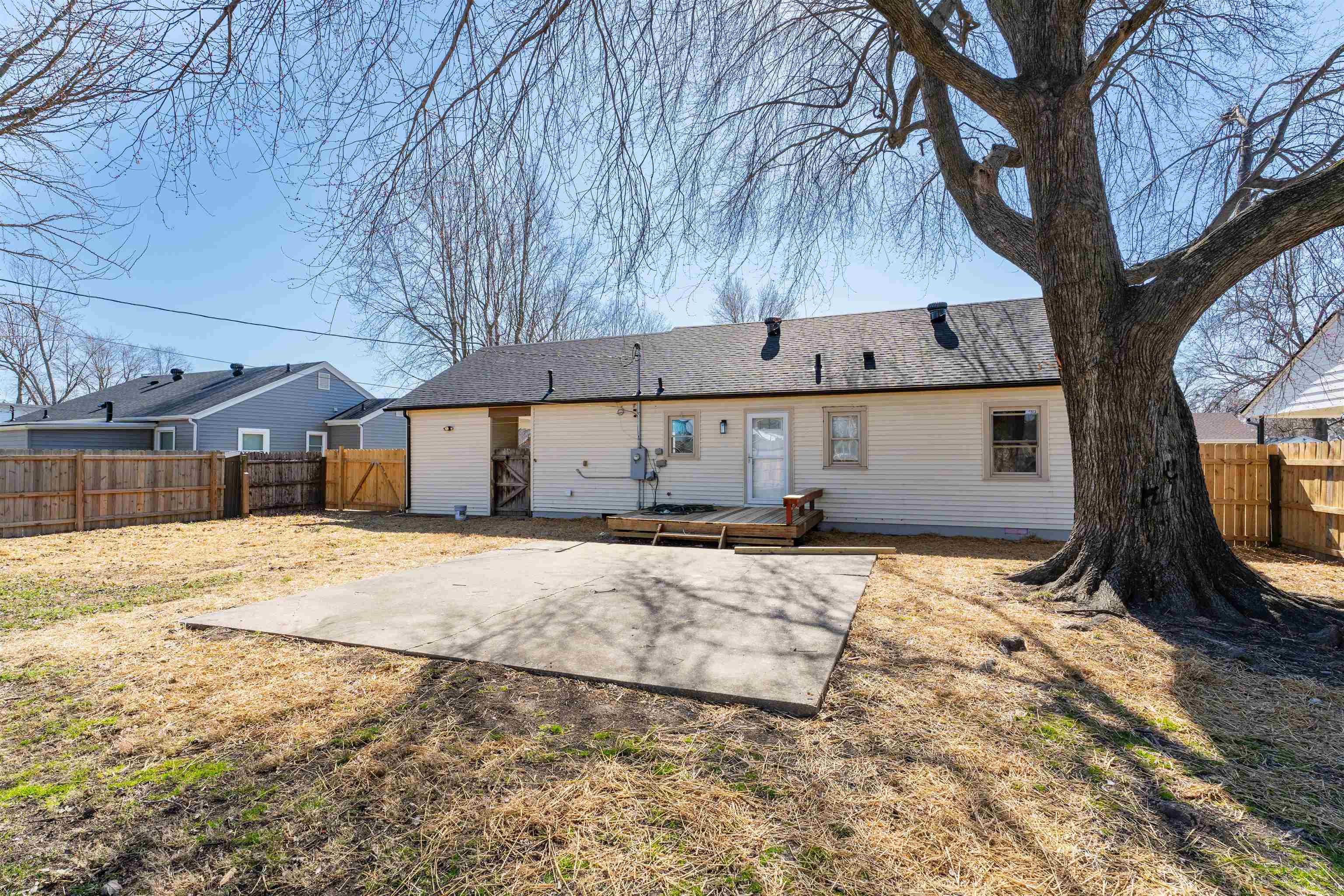 2425 York St, Owensboro, Kentucky 42301, 2 Bedrooms Bedrooms, ,1 BathroomBathrooms,Single Family Residence,For Sale,York St,94232