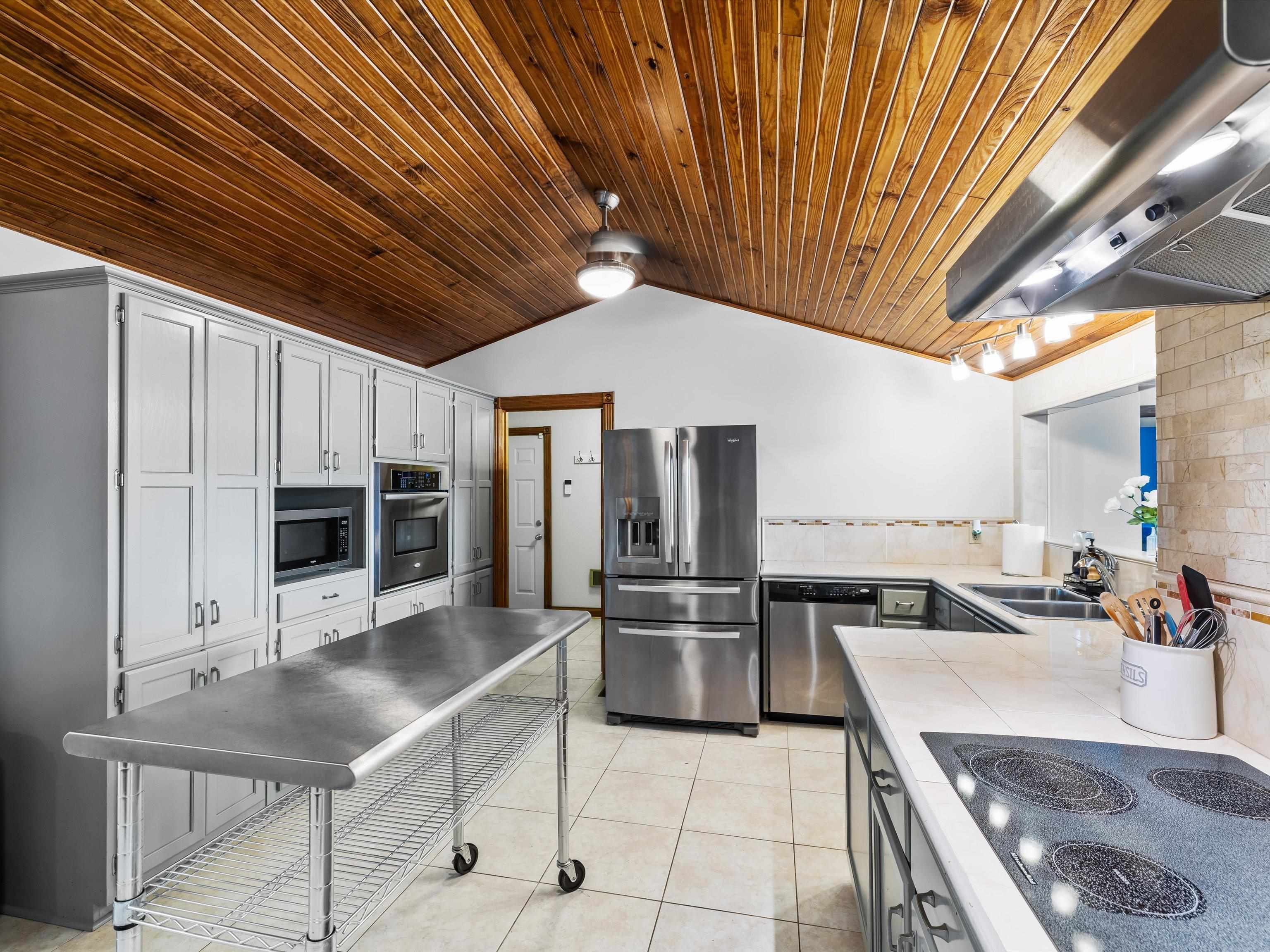 389 Lakeview Dr, Somerset, Kentucky 42503, 6 Bedrooms Bedrooms, ,5 BathroomsBathrooms,Single Family Residence,For Sale,Lakeview Dr,94234