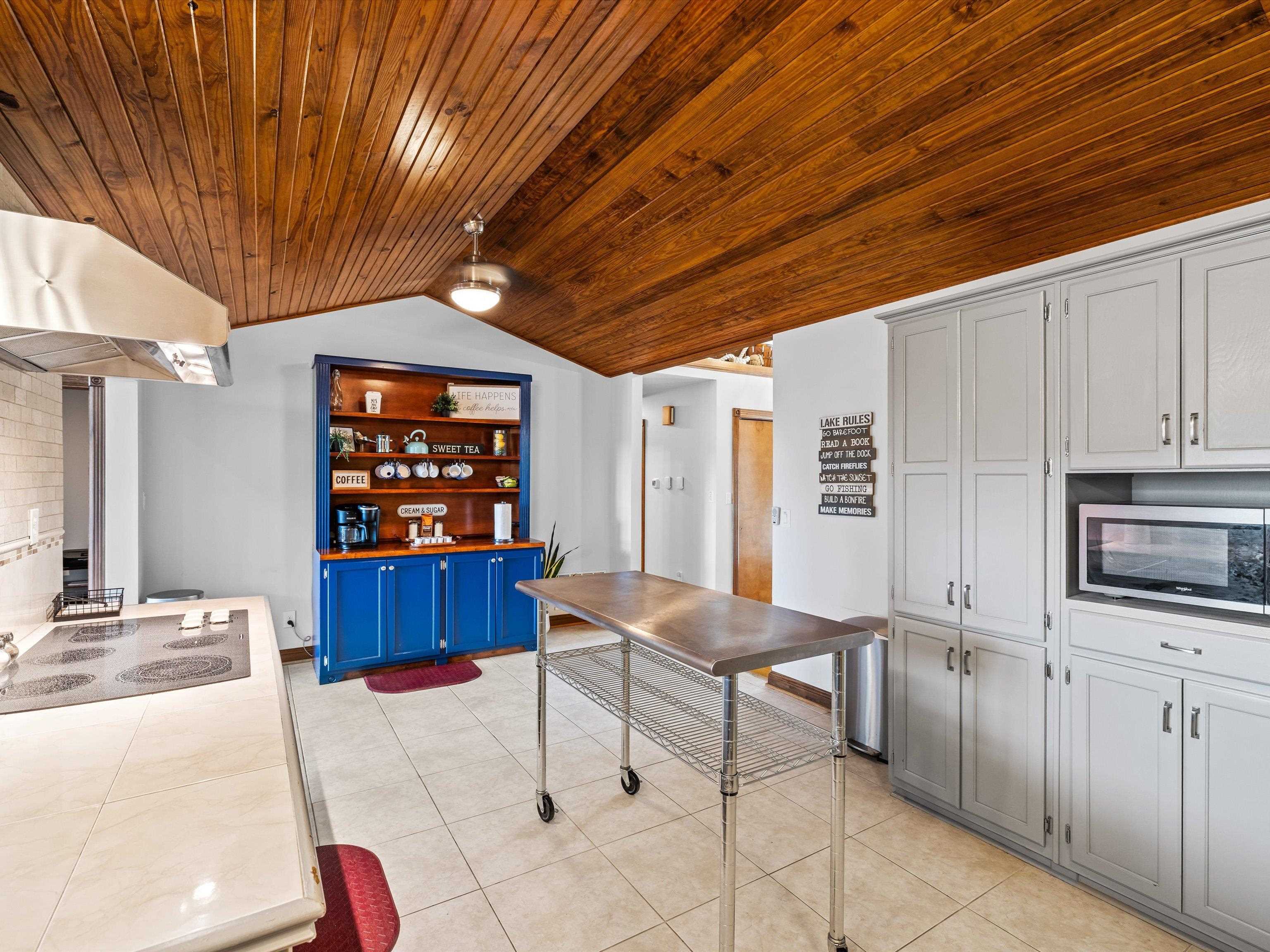 389 Lakeview Dr, Somerset, Kentucky 42503, 6 Bedrooms Bedrooms, ,5 BathroomsBathrooms,Single Family Residence,For Sale,Lakeview Dr,94234