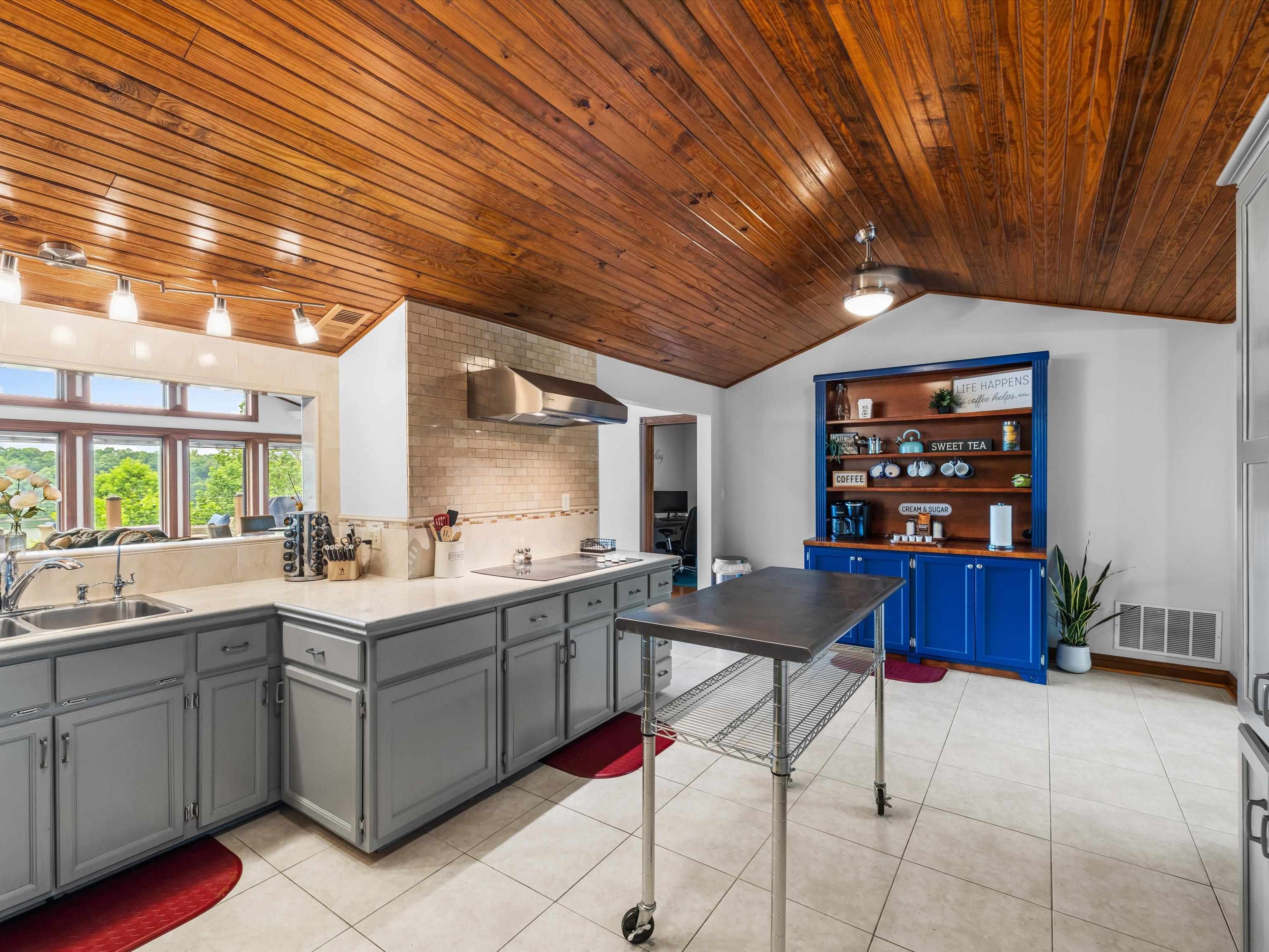 389 Lakeview Dr, Somerset, Kentucky 42503, 6 Bedrooms Bedrooms, ,5 BathroomsBathrooms,Single Family Residence,For Sale,Lakeview Dr,94234