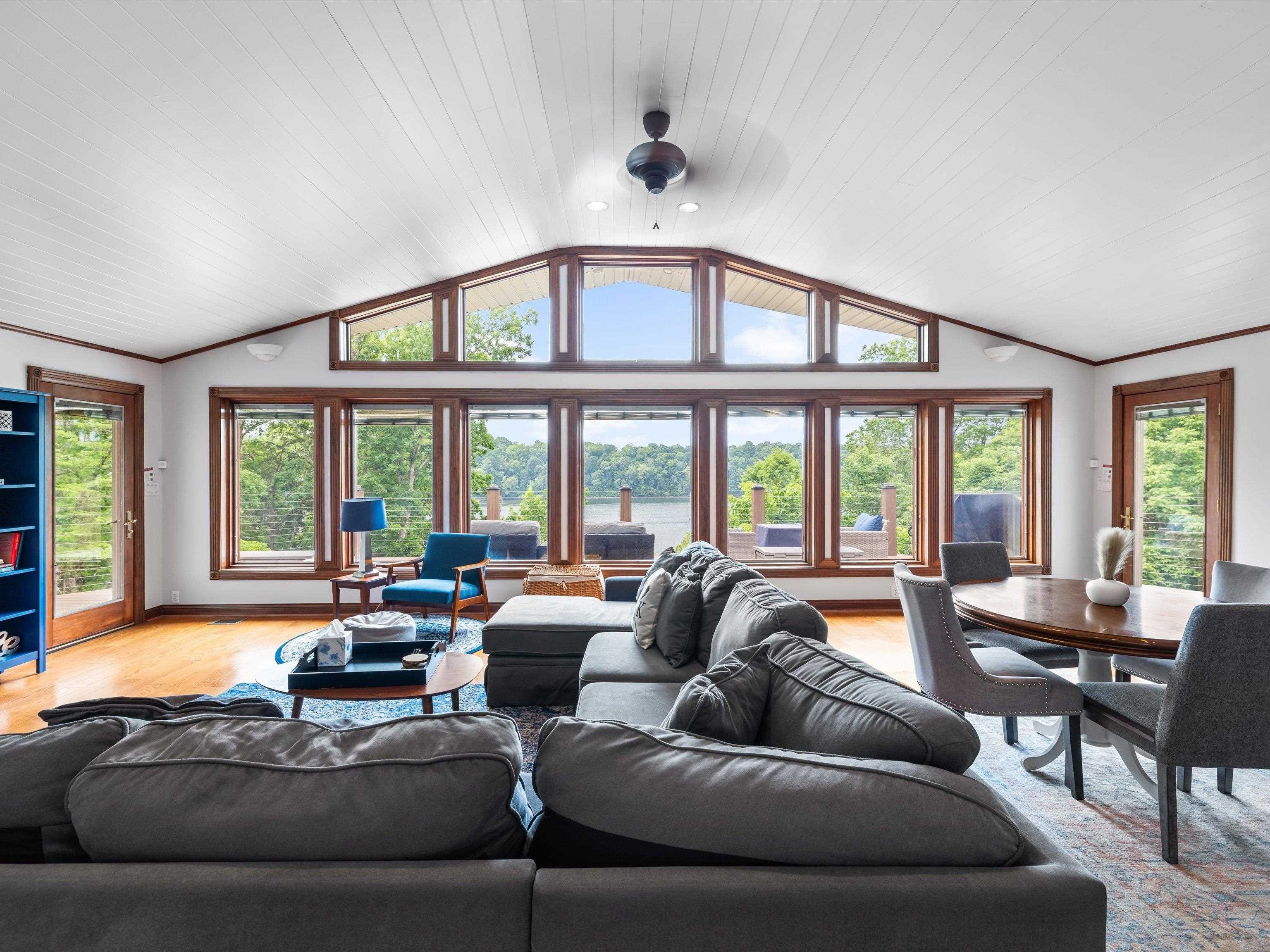 389 Lakeview Dr, Somerset, Kentucky 42503, 6 Bedrooms Bedrooms, ,5 BathroomsBathrooms,Single Family Residence,For Sale,Lakeview Dr,94234