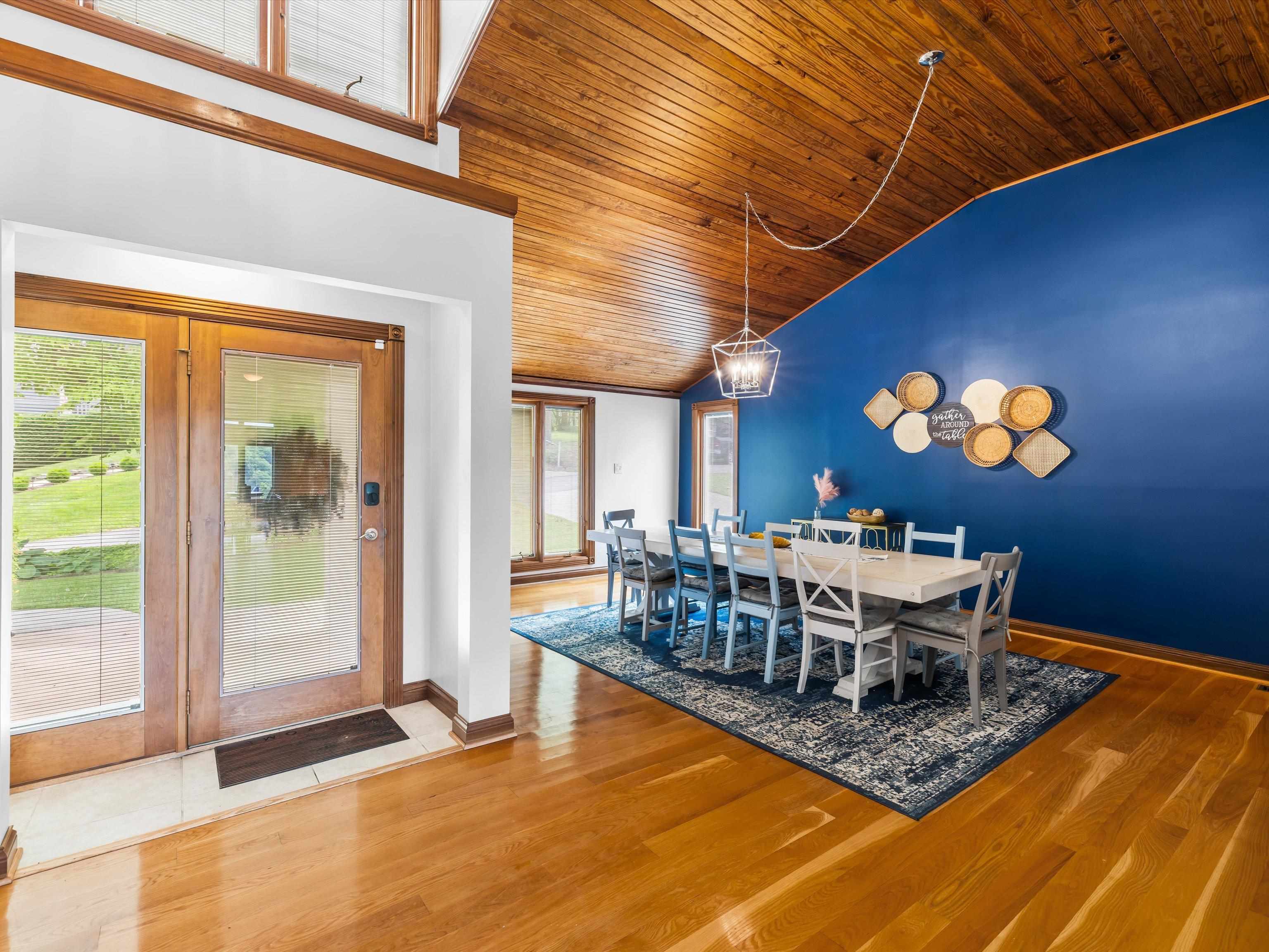 389 Lakeview Dr, Somerset, Kentucky 42503, 6 Bedrooms Bedrooms, ,5 BathroomsBathrooms,Single Family Residence,For Sale,Lakeview Dr,94234