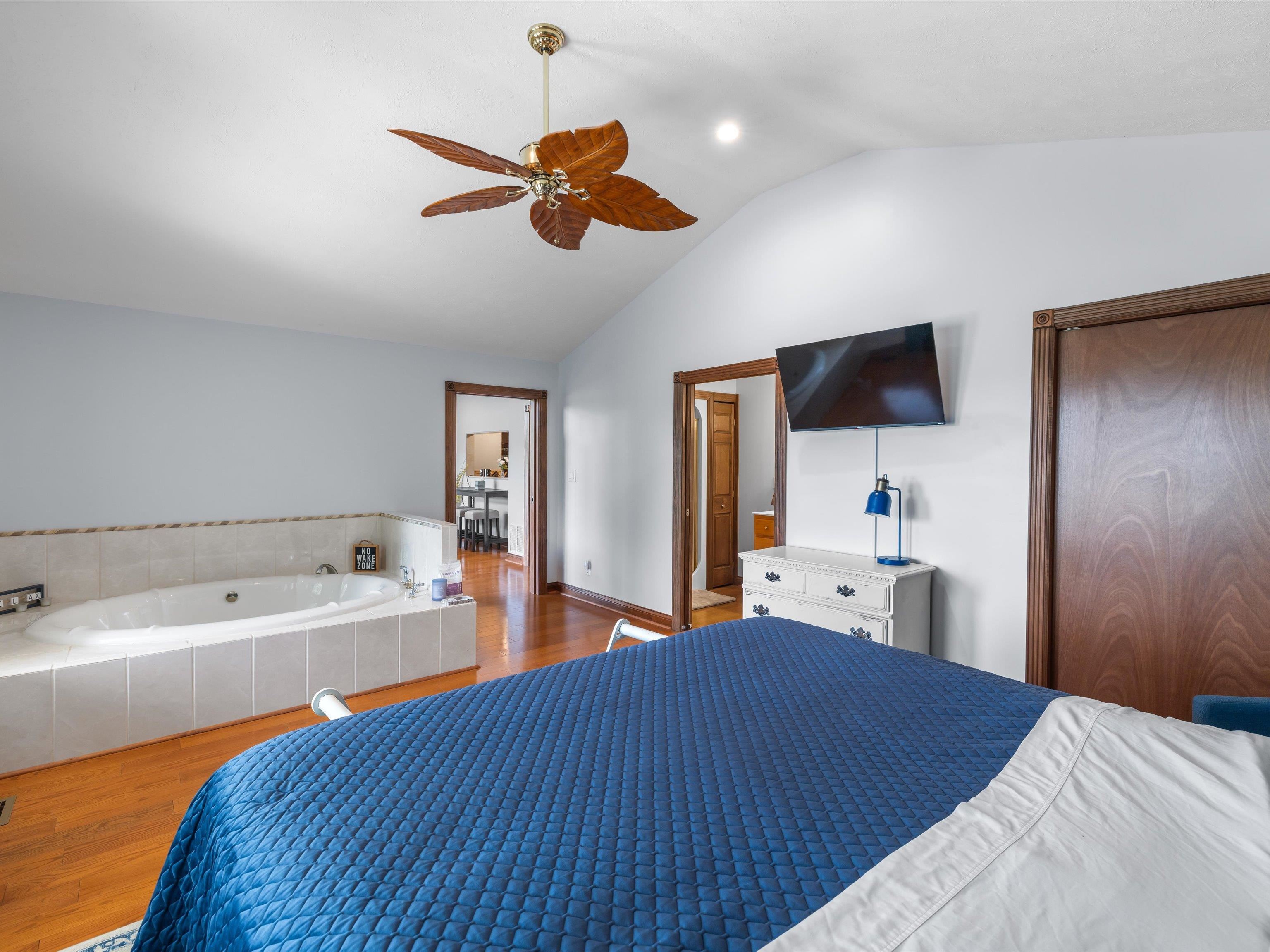 389 Lakeview Dr, Somerset, Kentucky 42503, 6 Bedrooms Bedrooms, ,5 BathroomsBathrooms,Single Family Residence,For Sale,Lakeview Dr,94234