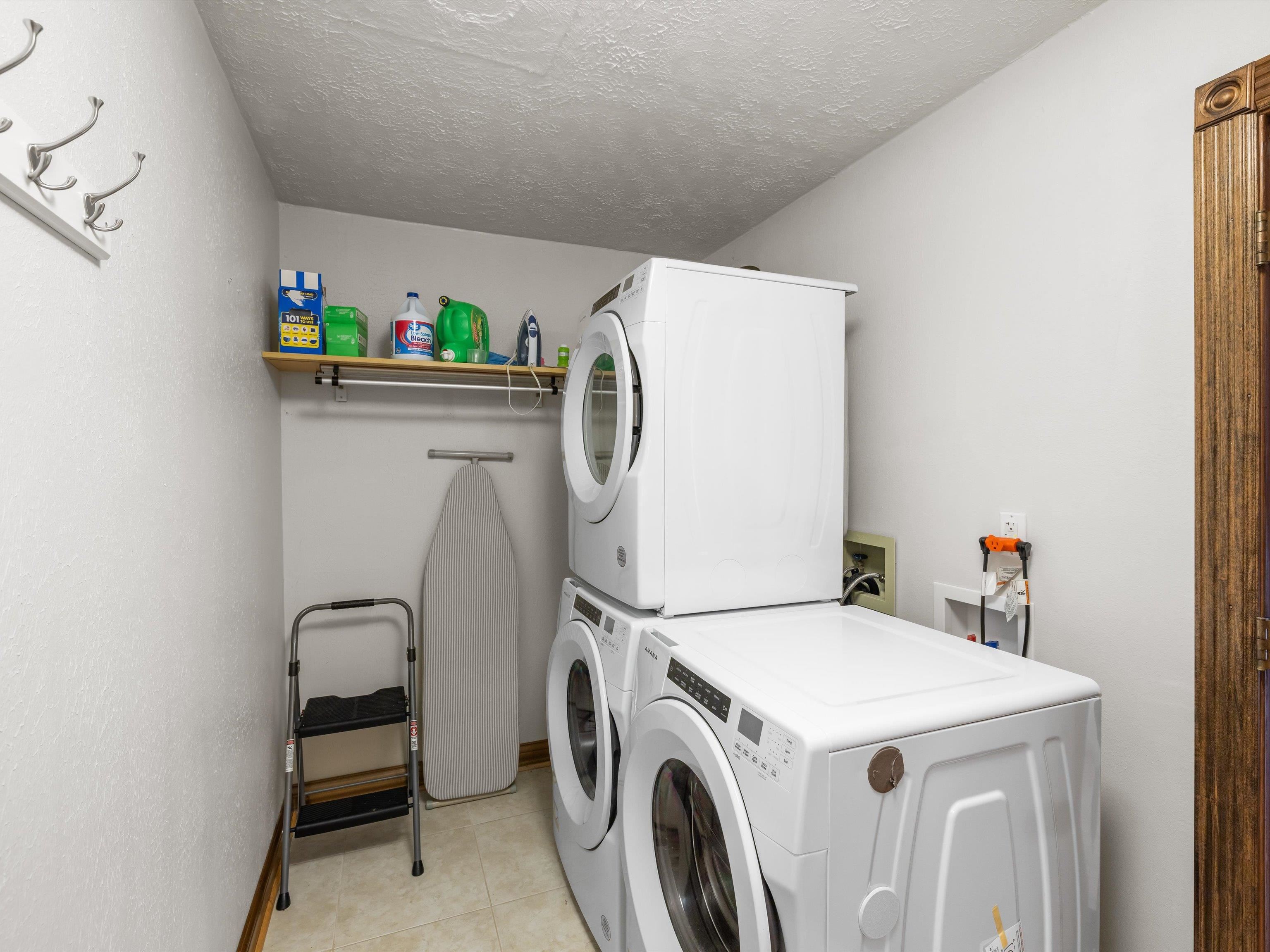 389 Lakeview Dr, Somerset, Kentucky 42503, 6 Bedrooms Bedrooms, ,5 BathroomsBathrooms,Single Family Residence,For Sale,Lakeview Dr,94234