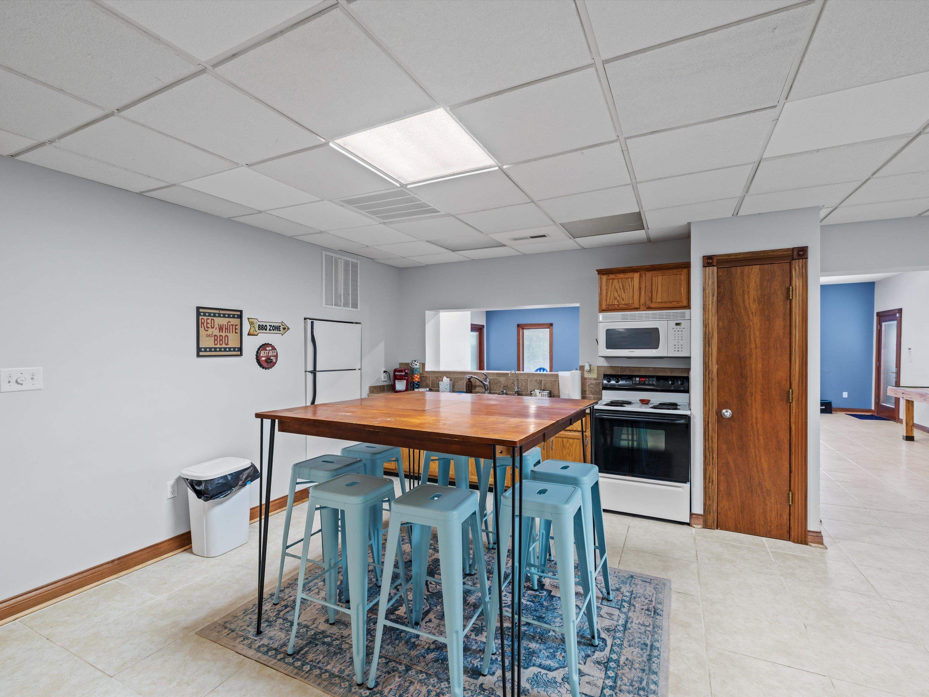 389 Lakeview Dr, Somerset, Kentucky 42503, 6 Bedrooms Bedrooms, ,5 BathroomsBathrooms,Single Family Residence,For Sale,Lakeview Dr,94234