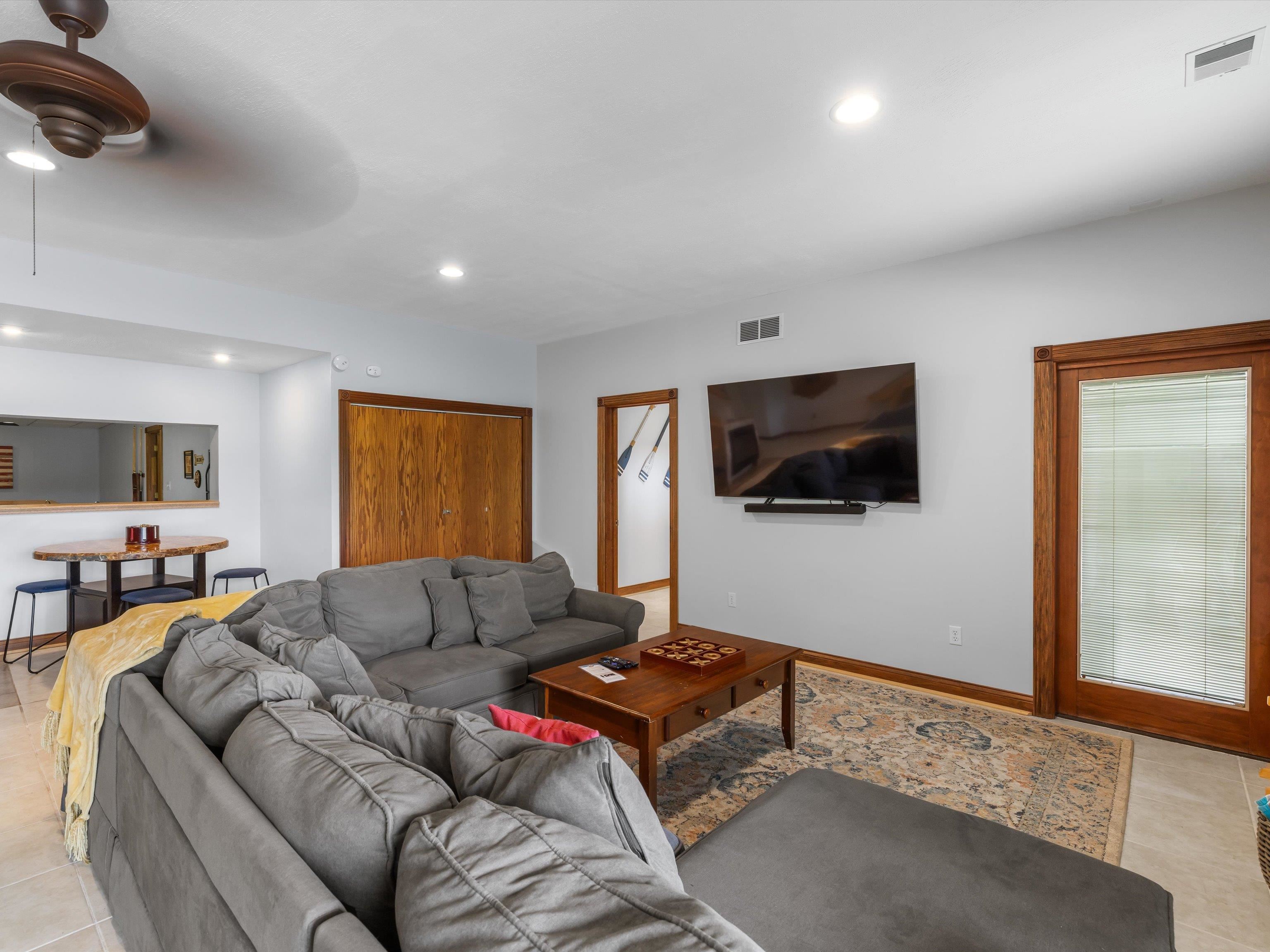 389 Lakeview Dr, Somerset, Kentucky 42503, 6 Bedrooms Bedrooms, ,5 BathroomsBathrooms,Single Family Residence,For Sale,Lakeview Dr,94234