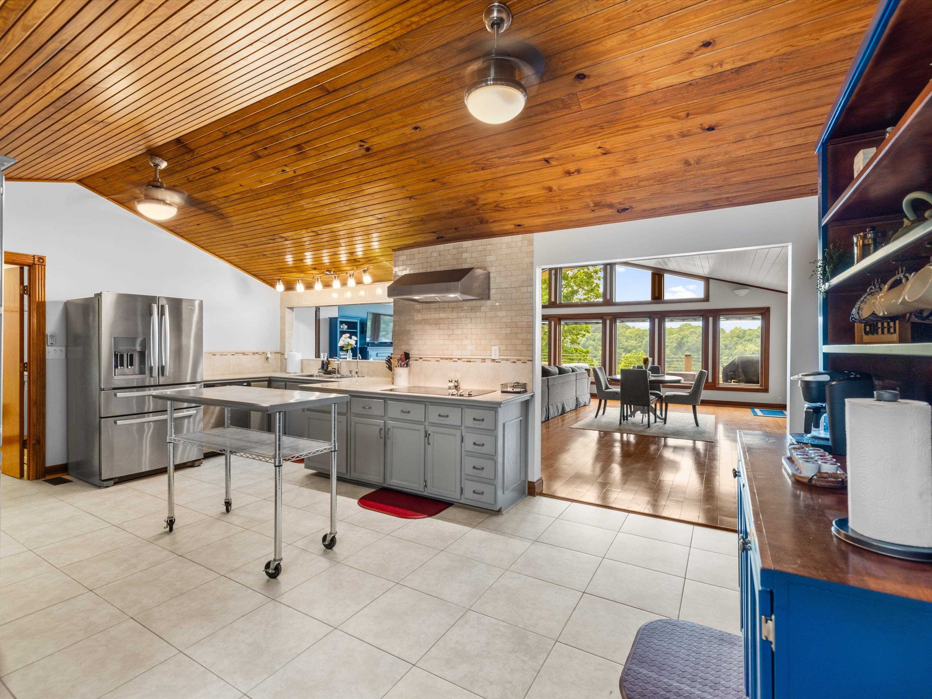 389 Lakeview Dr, Somerset, Kentucky 42503, 6 Bedrooms Bedrooms, ,5 BathroomsBathrooms,Single Family Residence,For Sale,Lakeview Dr,94234