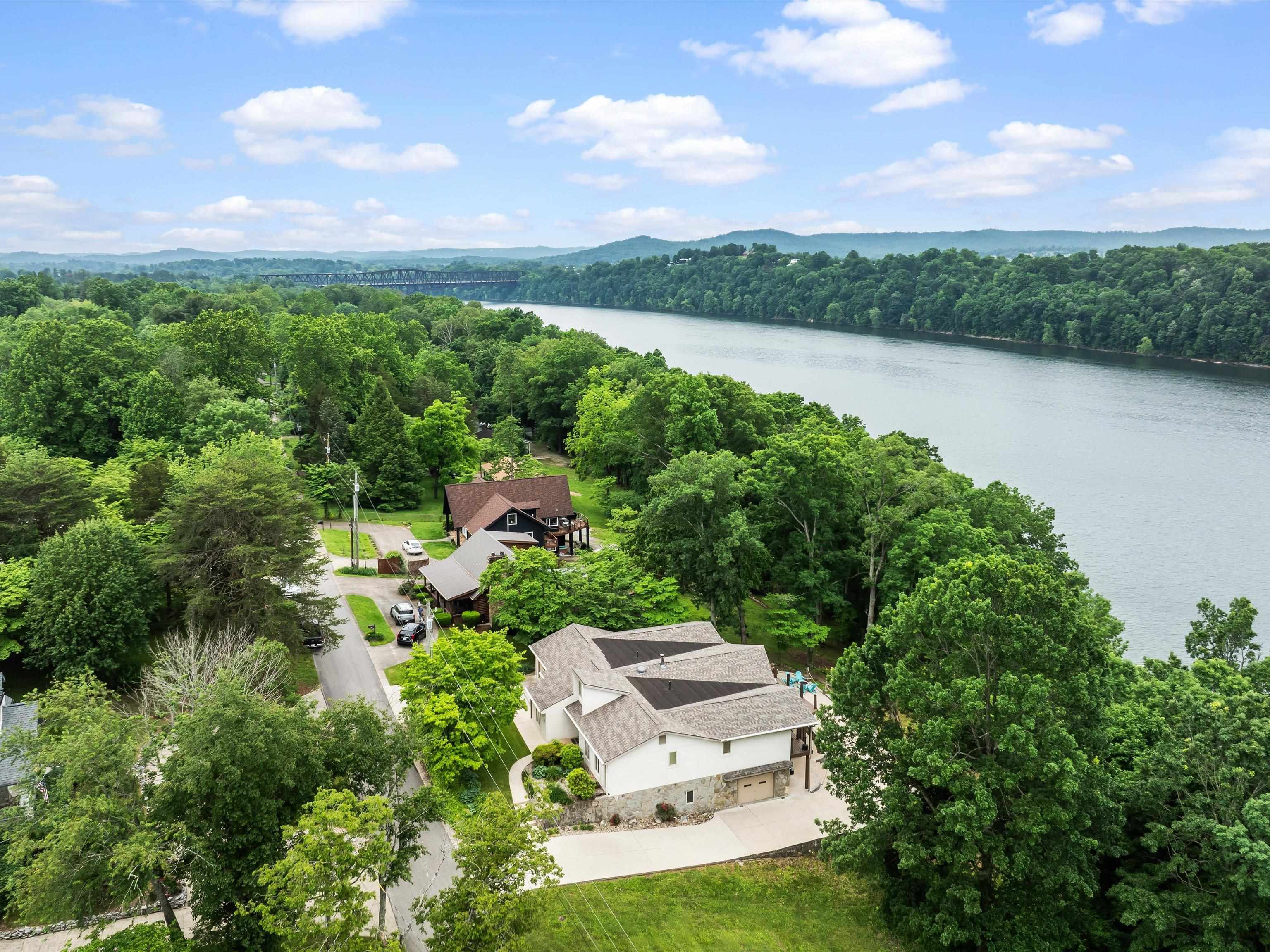 389 Lakeview Dr, Somerset, Kentucky 42503, 6 Bedrooms Bedrooms, ,5 BathroomsBathrooms,Single Family Residence,For Sale,Lakeview Dr,94234