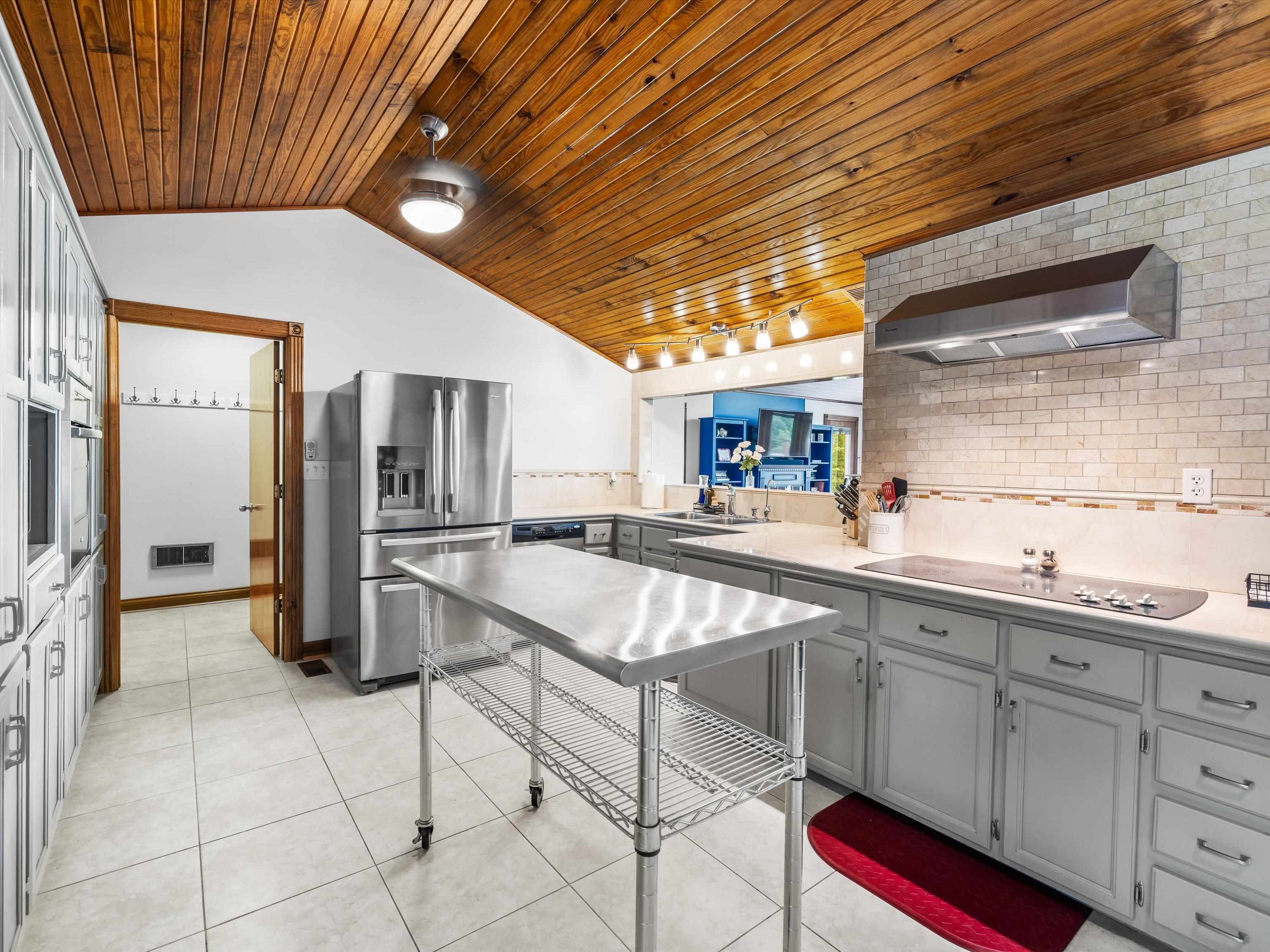 389 Lakeview Dr, Somerset, Kentucky 42503, 6 Bedrooms Bedrooms, ,5 BathroomsBathrooms,Single Family Residence,For Sale,Lakeview Dr,94234