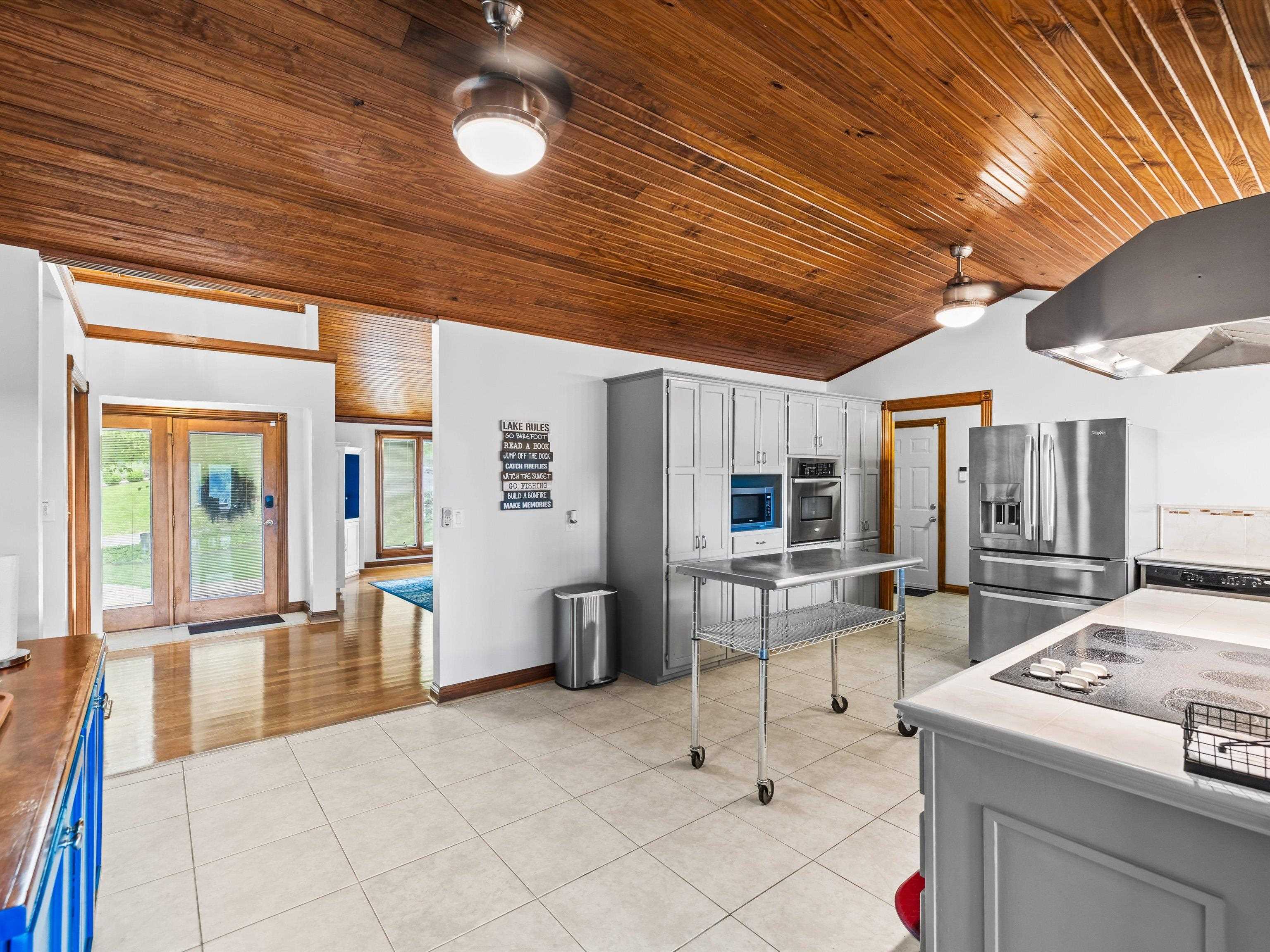 389 Lakeview Dr, Somerset, Kentucky 42503, 6 Bedrooms Bedrooms, ,5 BathroomsBathrooms,Single Family Residence,For Sale,Lakeview Dr,94234