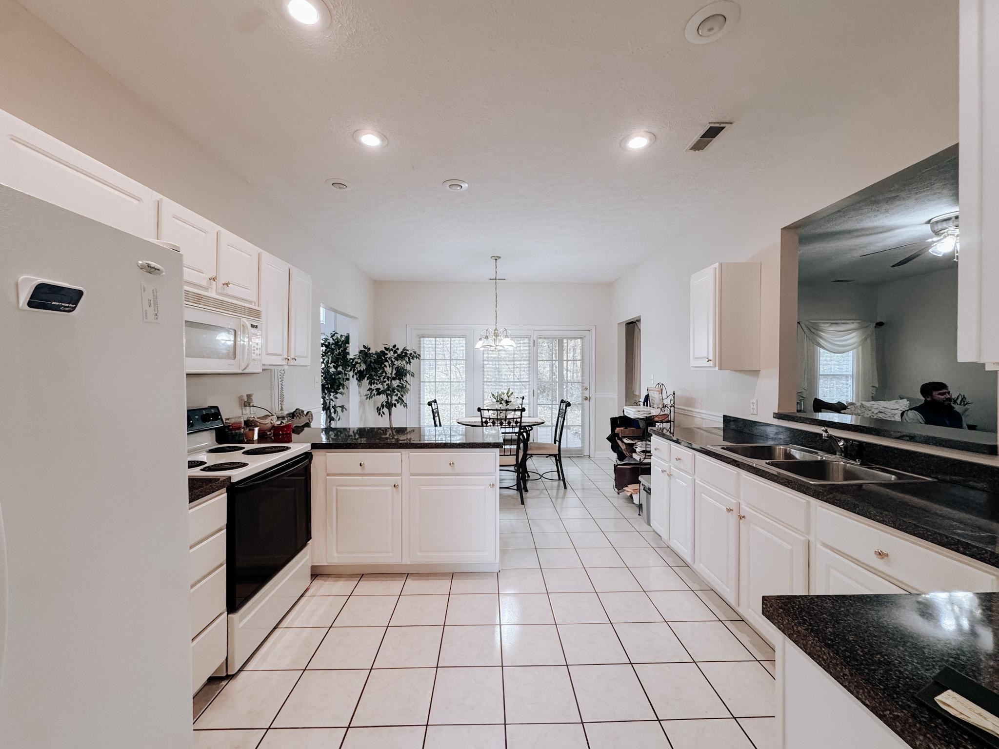 1400 Kingsbrooke, Owensboro, Kentucky 42303, 3 Bedrooms Bedrooms, ,2 BathroomsBathrooms,Single Family Residence,For Sale,Kingsbrooke,94239