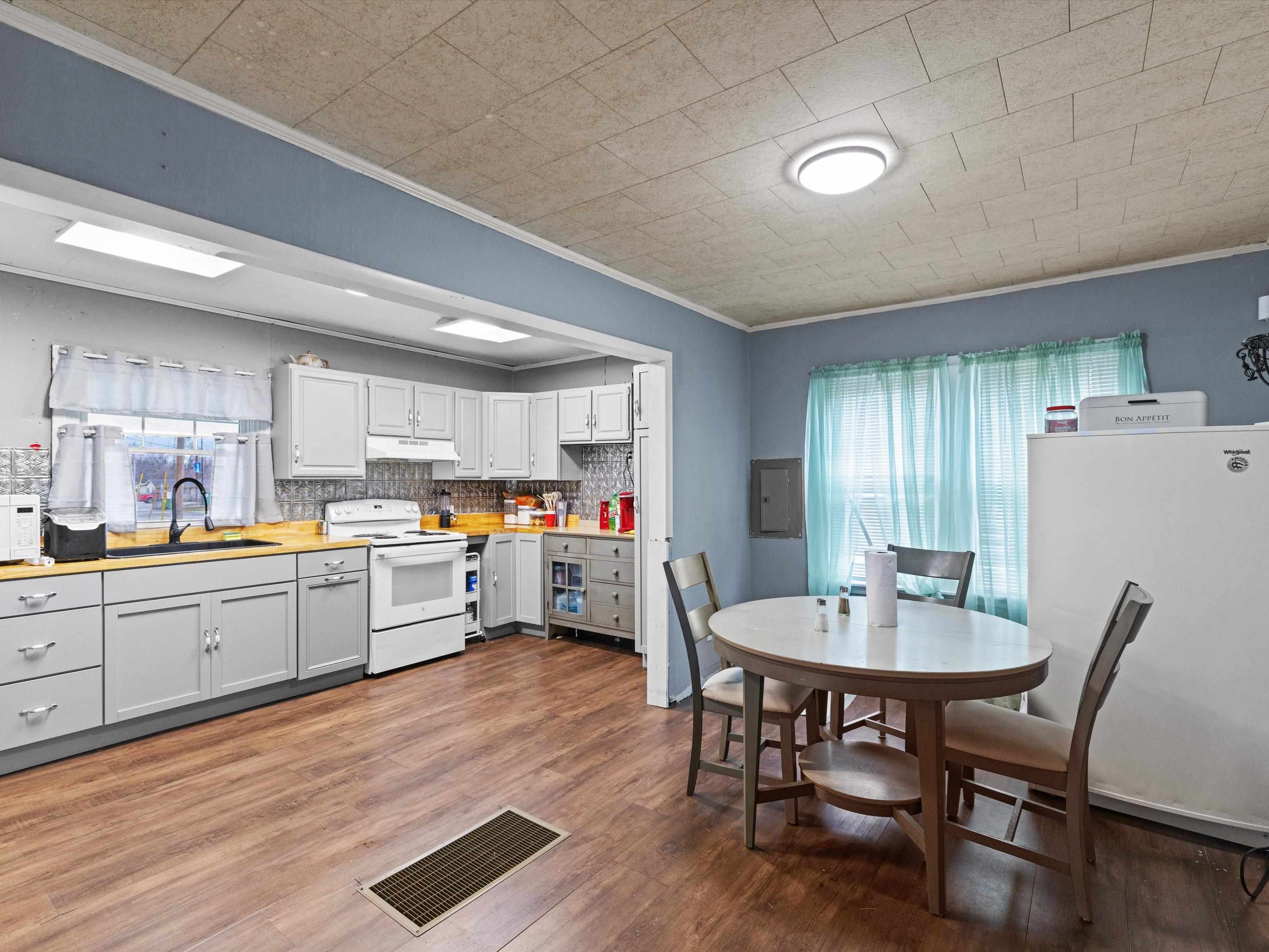 1000 Mill St, Henderson, Kentucky 42420, 3 Bedrooms Bedrooms, ,1 BathroomBathrooms,Single Family Residence,For Sale,Mill St,94254