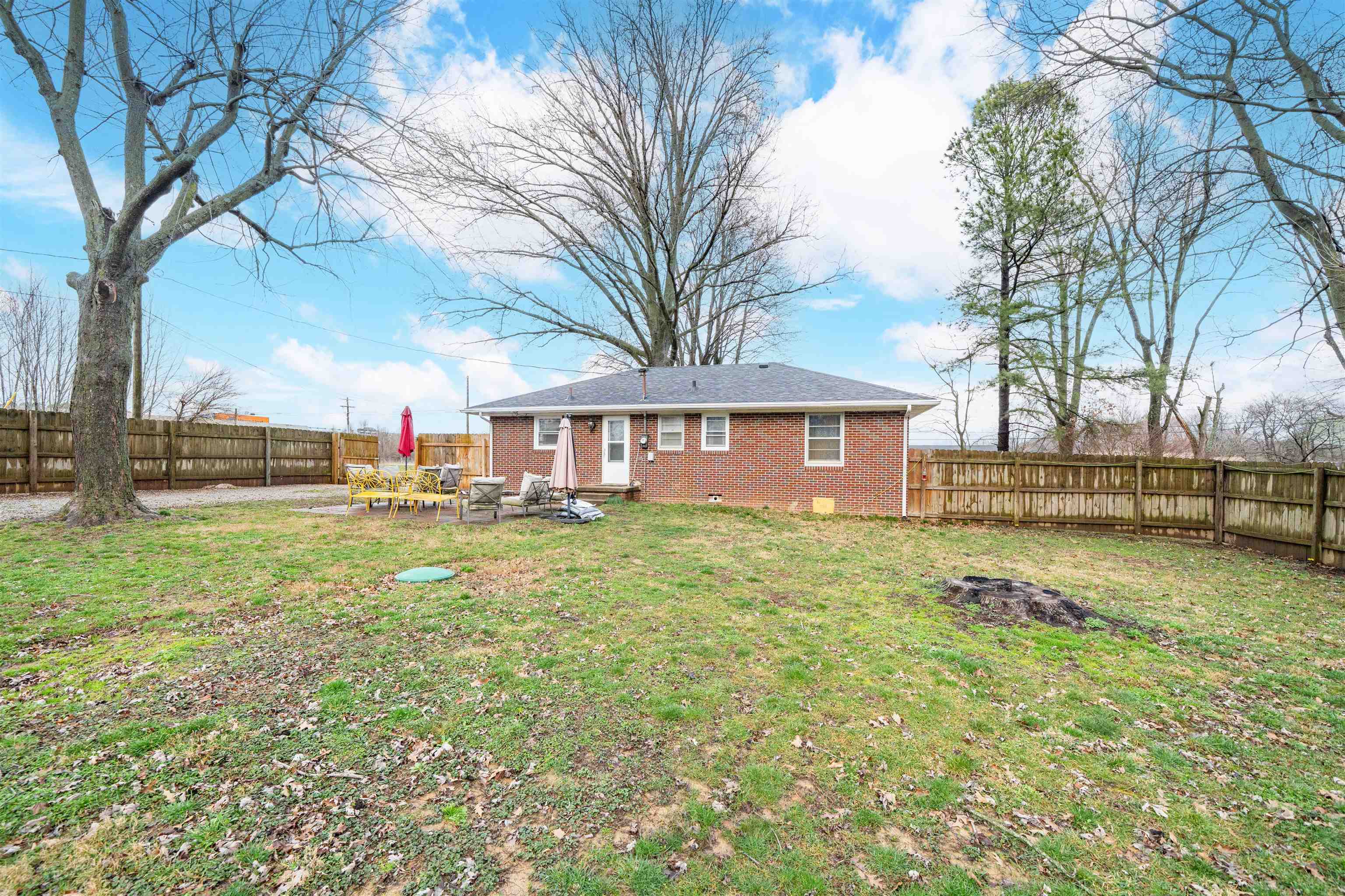 1920 Daniels Ln, Owensboro, Kentucky 42303, 3 Bedrooms Bedrooms, ,1 BathroomBathrooms,Single Family Residence,For Sale,Daniels Ln,94269