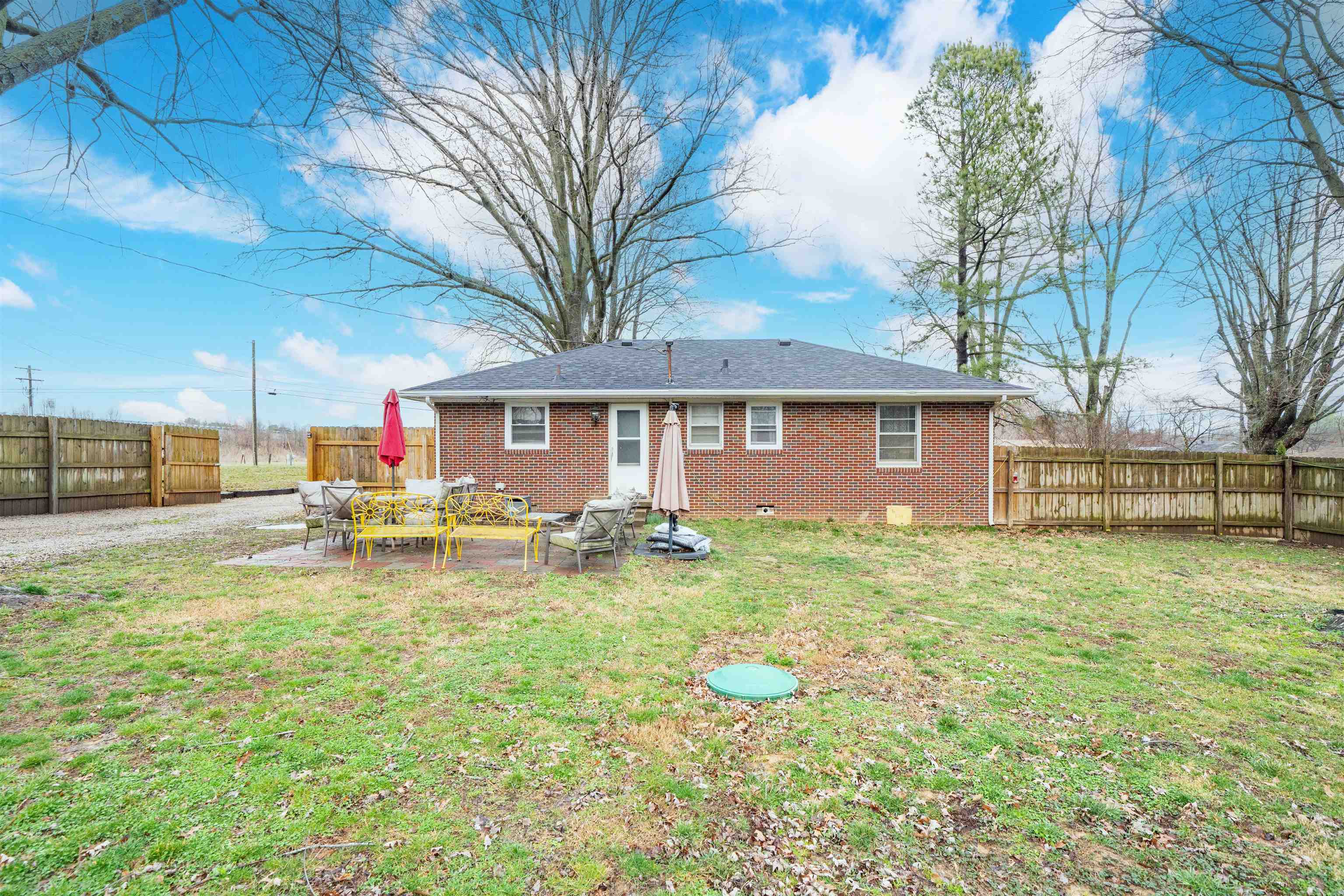1920 Daniels Ln, Owensboro, Kentucky 42303, 3 Bedrooms Bedrooms, ,1 BathroomBathrooms,Single Family Residence,For Sale,Daniels Ln,94269