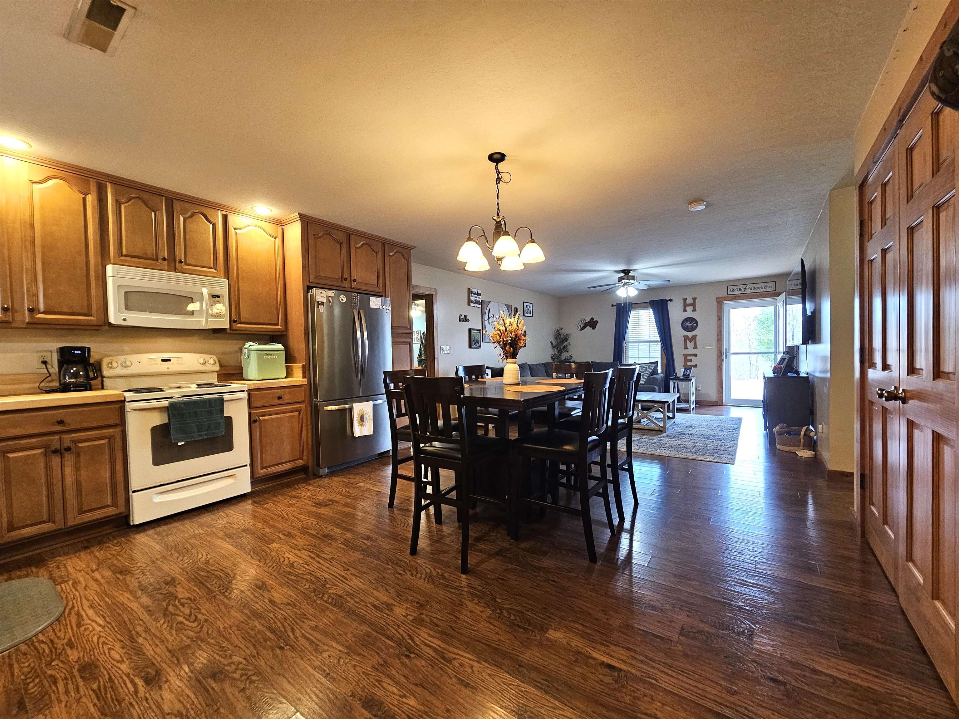 122 Apache Trace, Falls of Rough, Kentucky 40199, 3 Bedrooms Bedrooms, ,2 BathroomsBathrooms,Single Family Residence,For Sale,Apache Trace,94275