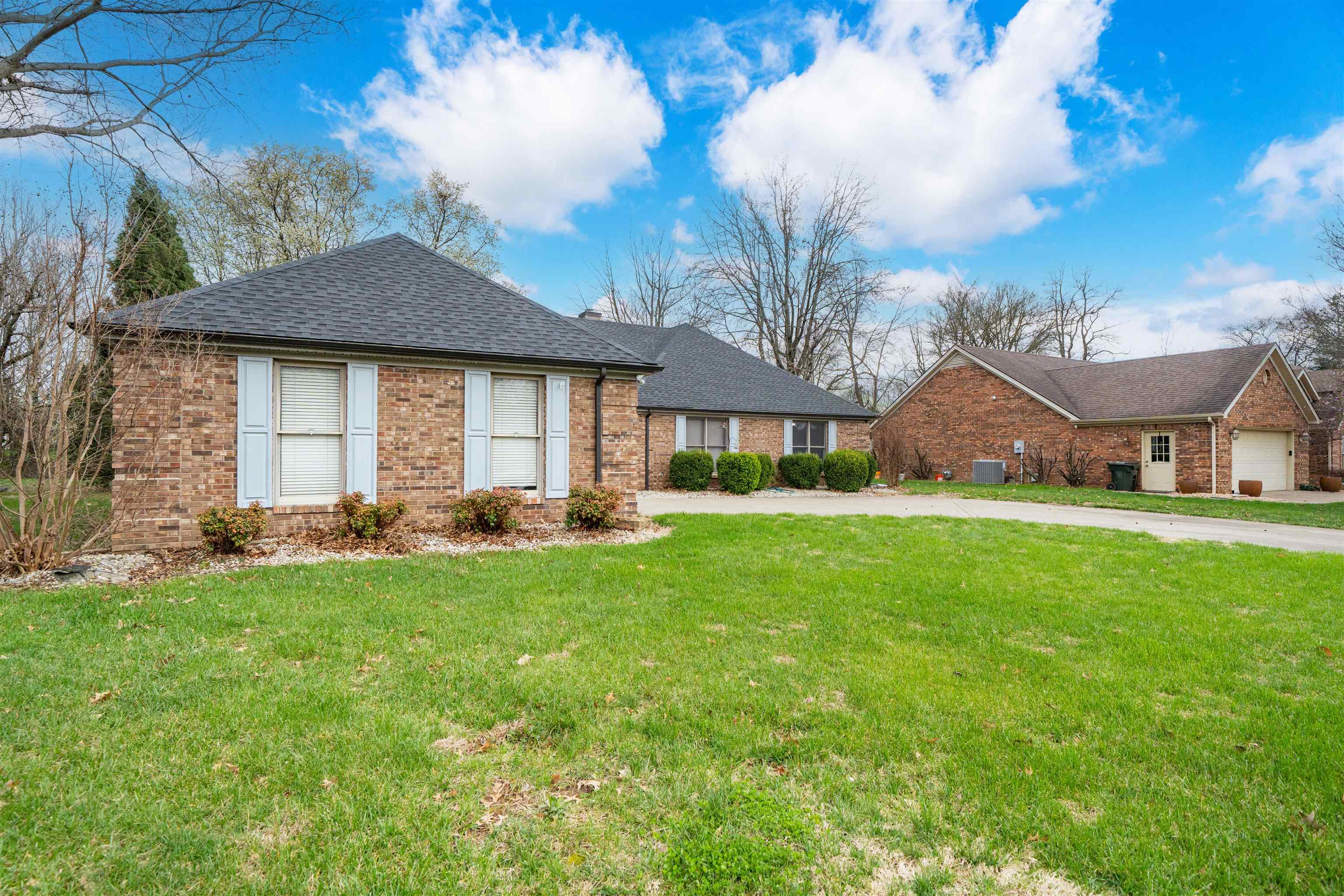 2624 Hillbrooke Pkwy, Owensboro, Kentucky 42303, 3 Bedrooms Bedrooms, ,2 BathroomsBathrooms,Single Family Residence,For Sale,Hillbrooke Pkwy,94358
