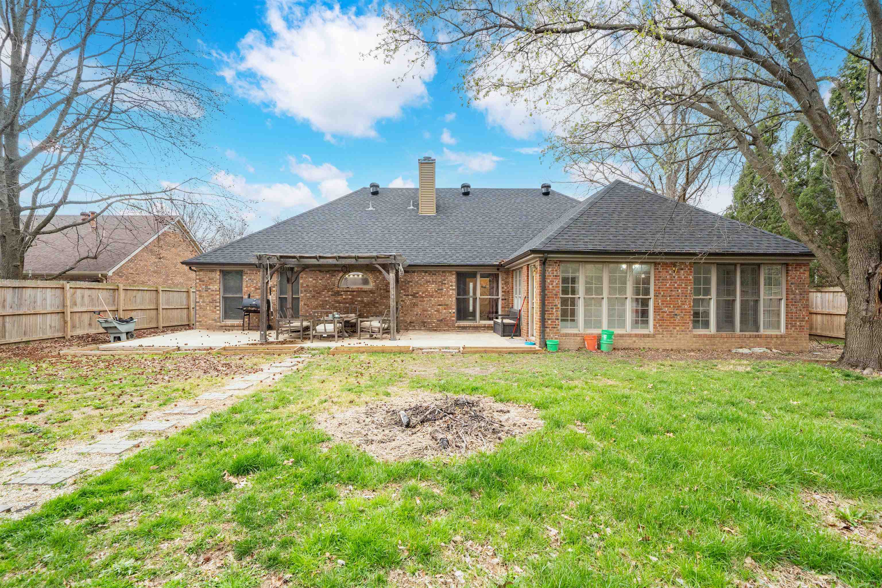 2624 Hillbrooke Pkwy, Owensboro, Kentucky 42303, 3 Bedrooms Bedrooms, ,2 BathroomsBathrooms,Single Family Residence,For Sale,Hillbrooke Pkwy,94358