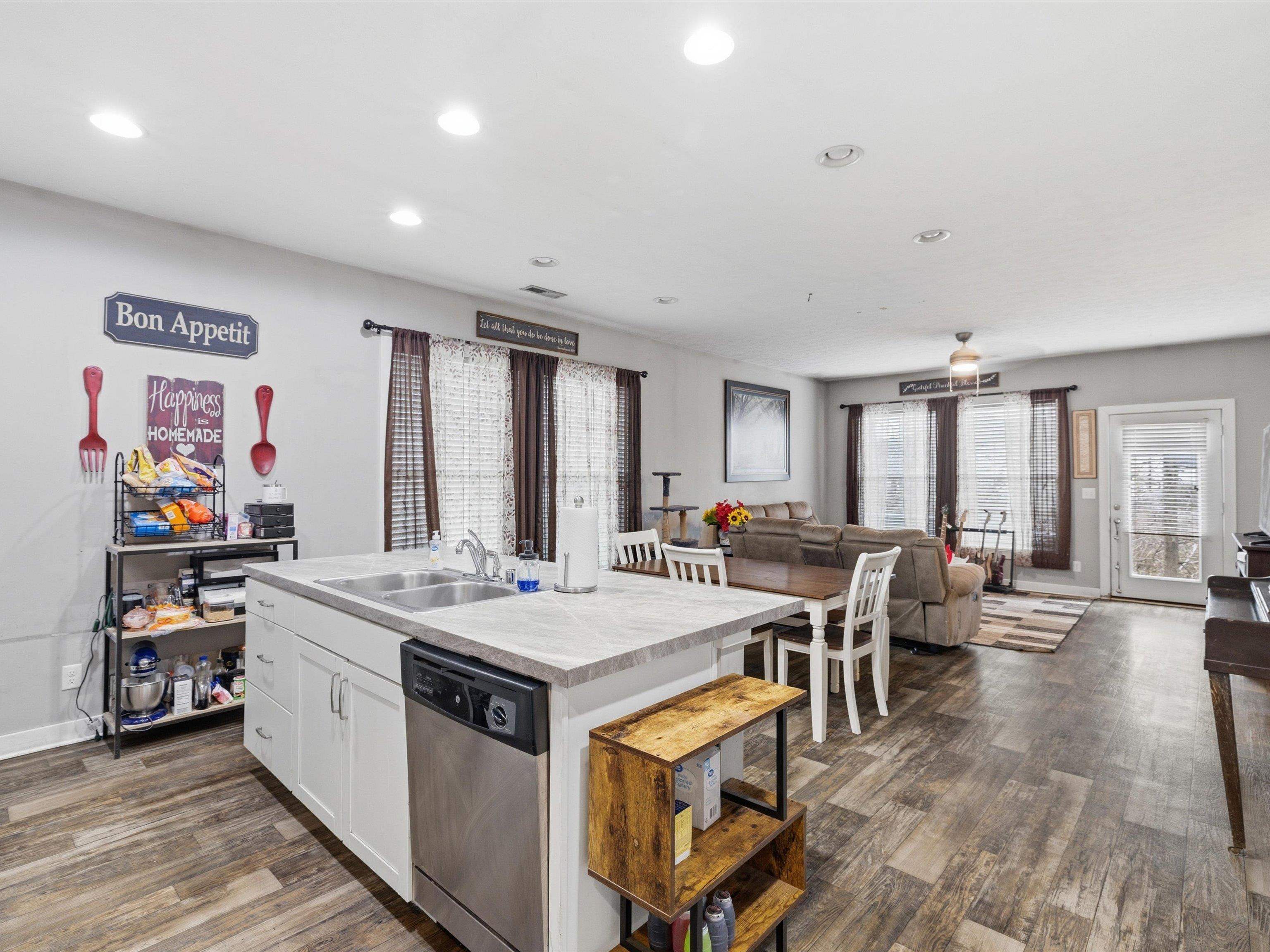 6323 Valley Brook Trace, Utica, Kentucky 42376, 3 Bedrooms Bedrooms, ,2 BathroomsBathrooms,Single Family Residence,For Sale,Valley Brook Trace,94364