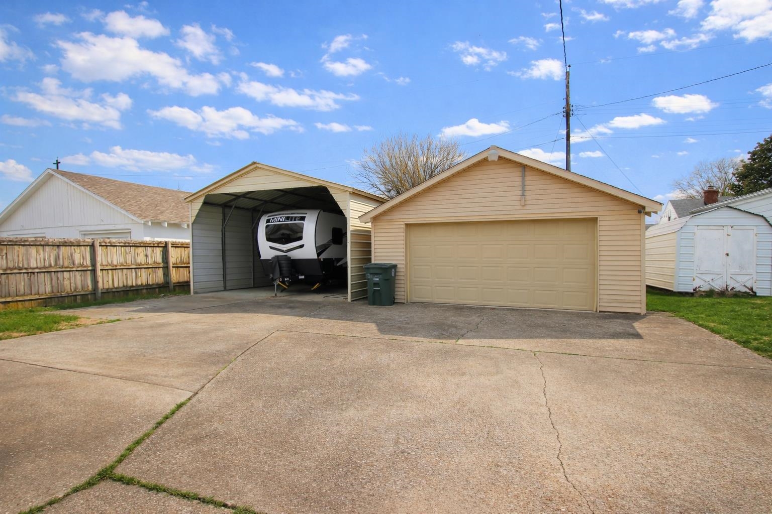 3016 Daviess St, Owensboro, Kentucky 42303, 2 Bedrooms Bedrooms, ,1 BathroomBathrooms,Single Family Residence,For Sale,Daviess St,94367