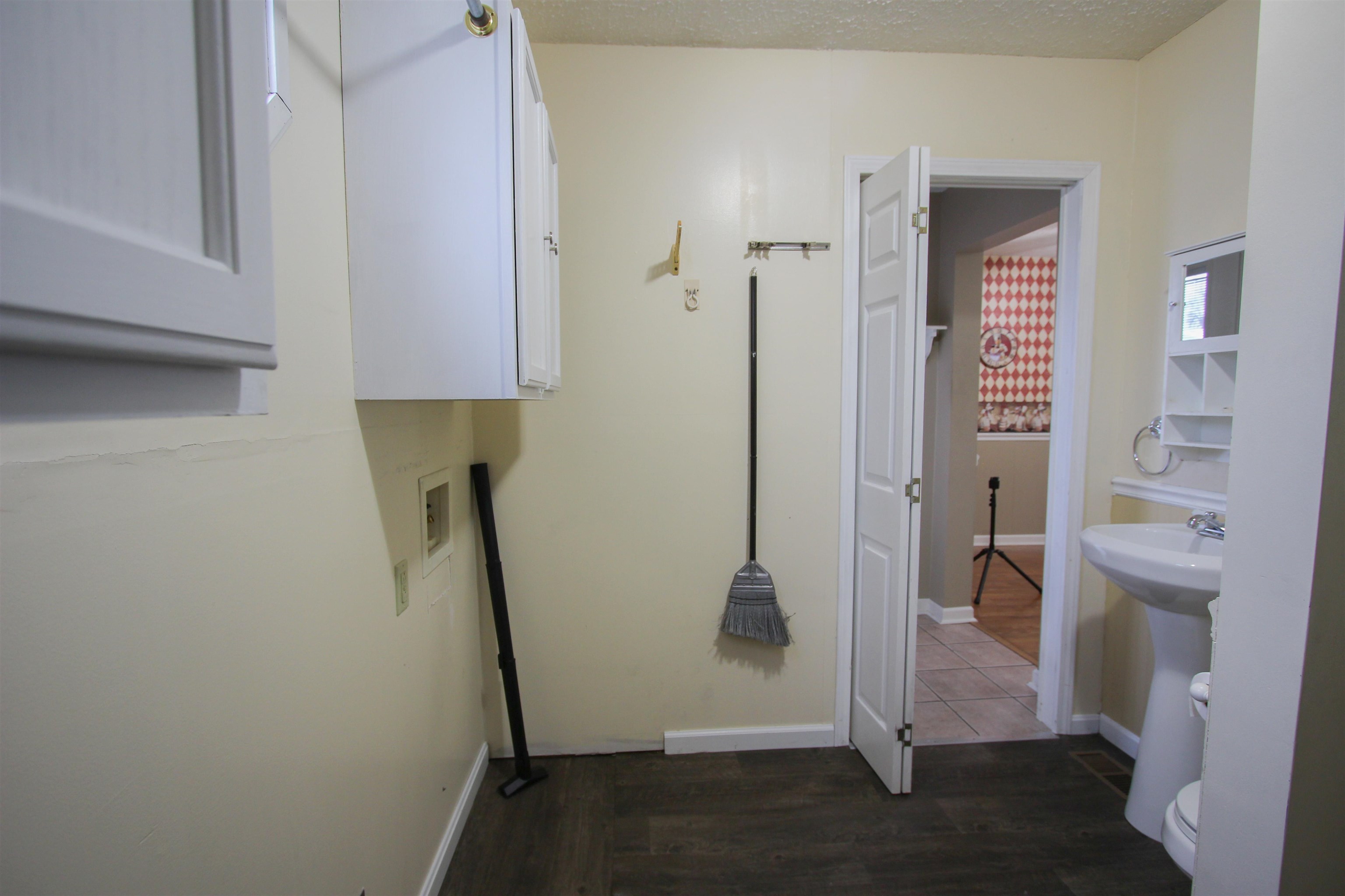 3016 Daviess St, Owensboro, Kentucky 42303, 2 Bedrooms Bedrooms, ,1 BathroomBathrooms,Single Family Residence,For Sale,Daviess St,94367