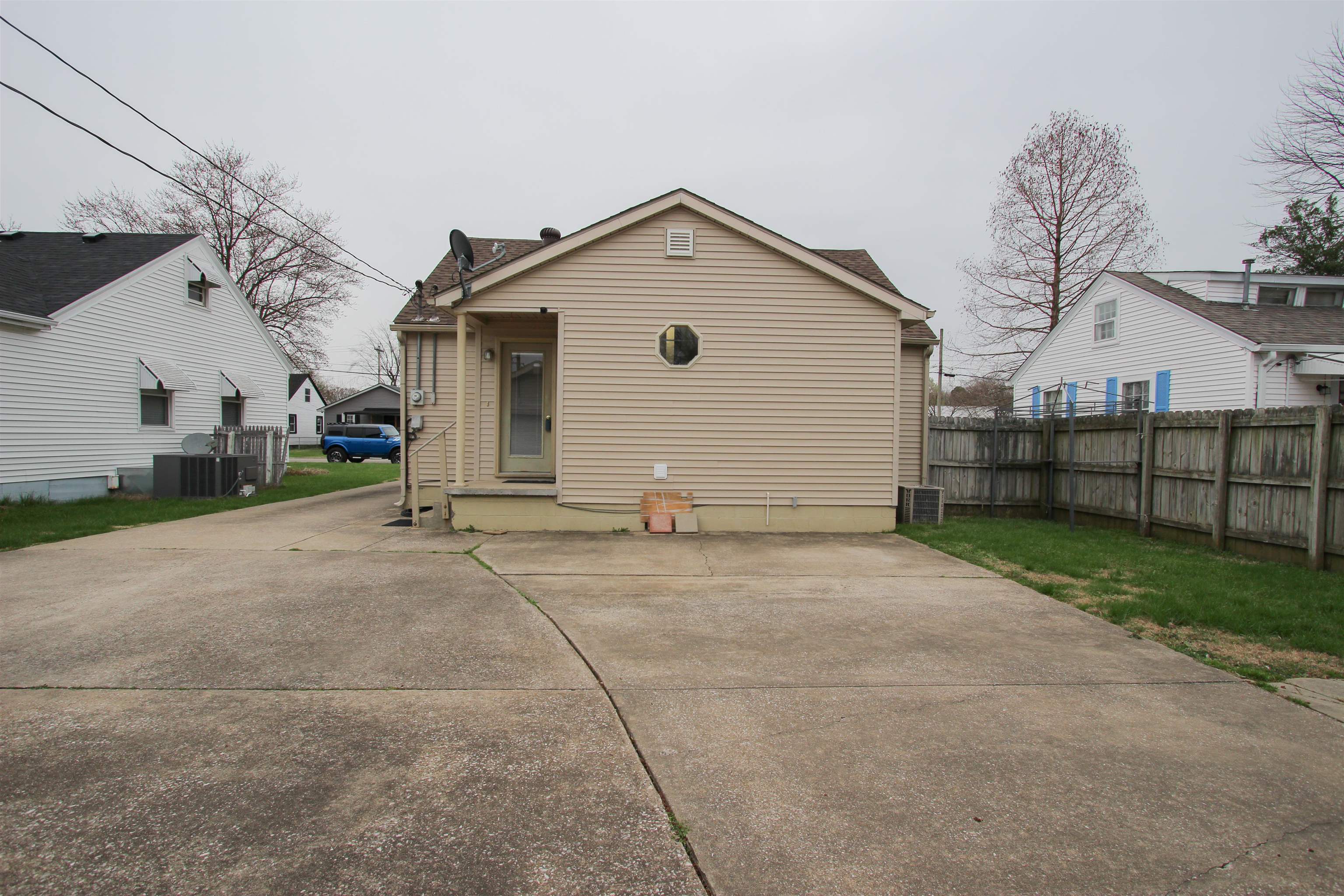 3016 Daviess St, Owensboro, Kentucky 42303, 2 Bedrooms Bedrooms, ,1 BathroomBathrooms,Single Family Residence,For Sale,Daviess St,94367