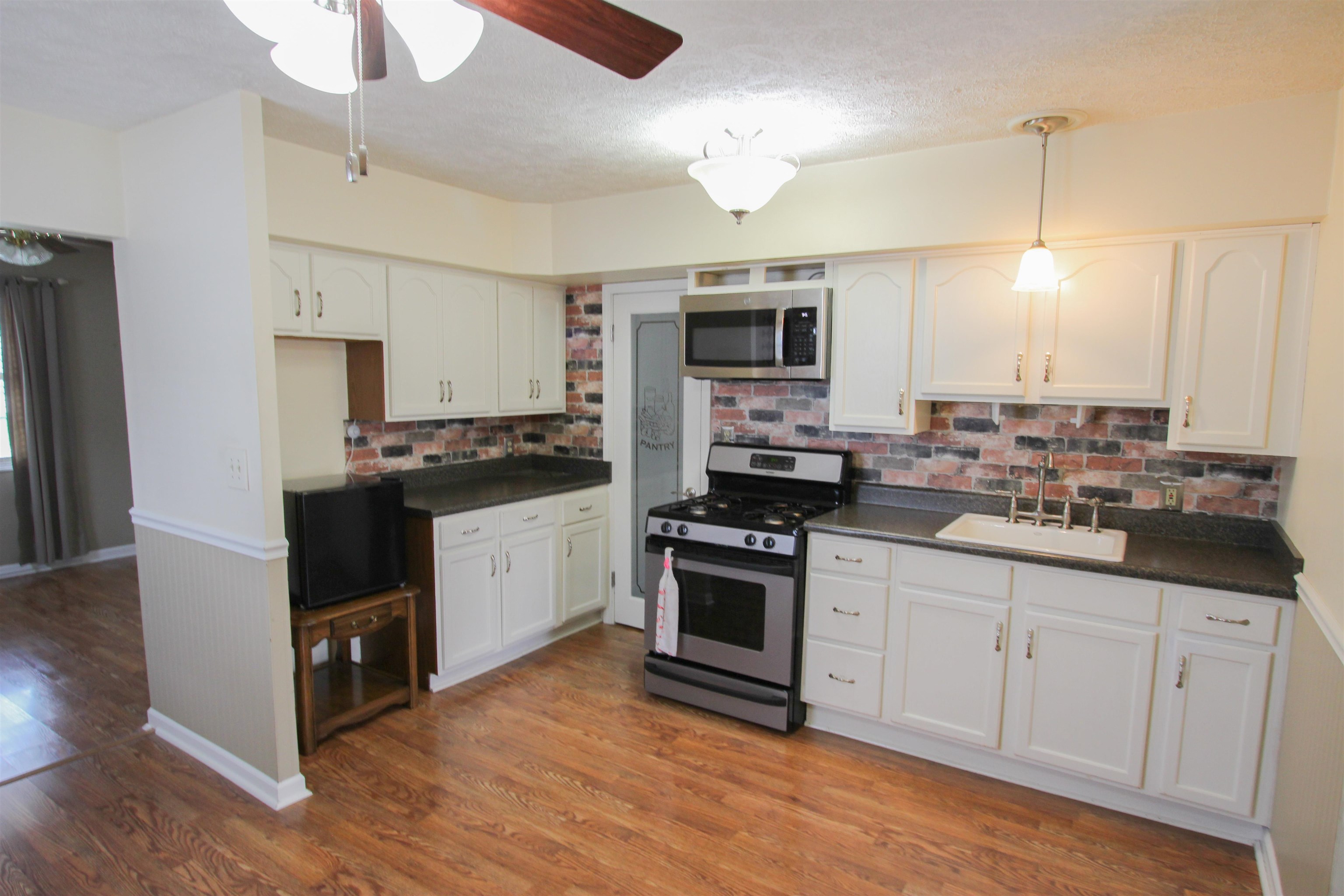 3016 Daviess St, Owensboro, Kentucky 42303, 2 Bedrooms Bedrooms, ,1 BathroomBathrooms,Single Family Residence,For Sale,Daviess St,94367