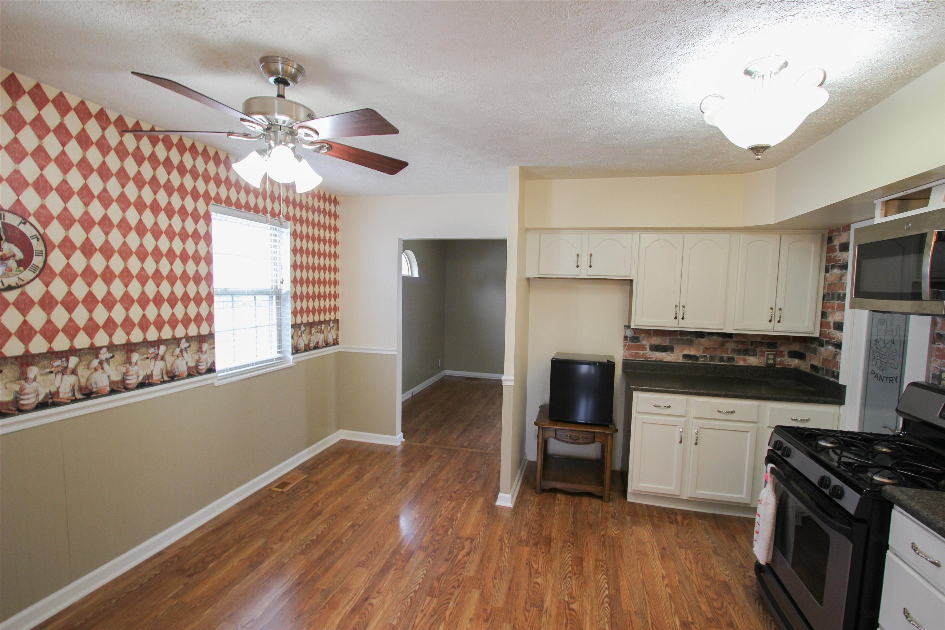 3016 Daviess St, Owensboro, Kentucky 42303, 2 Bedrooms Bedrooms, ,1 BathroomBathrooms,Single Family Residence,For Sale,Daviess St,94367