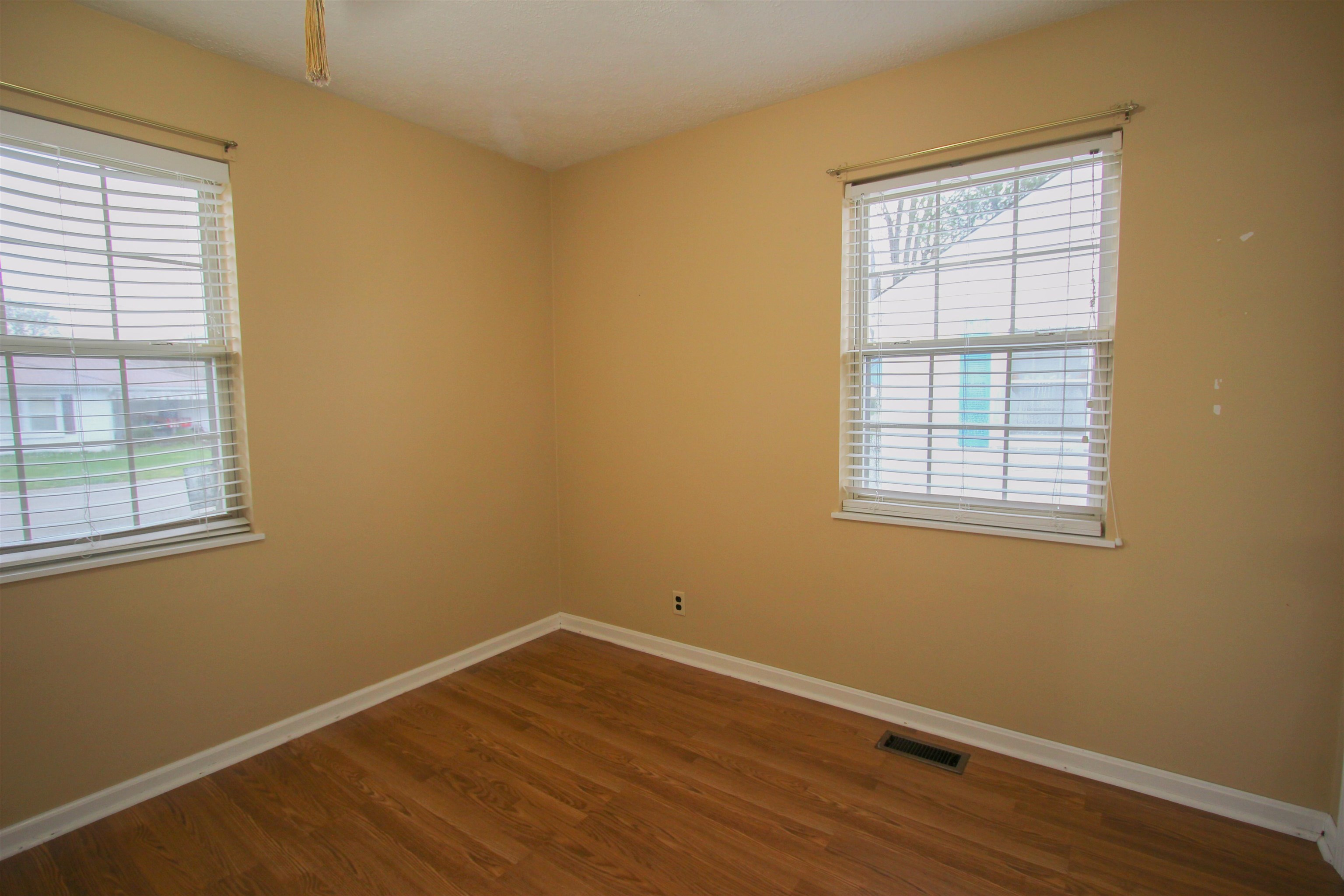 3016 Daviess St, Owensboro, Kentucky 42303, 2 Bedrooms Bedrooms, ,1 BathroomBathrooms,Single Family Residence,For Sale,Daviess St,94367