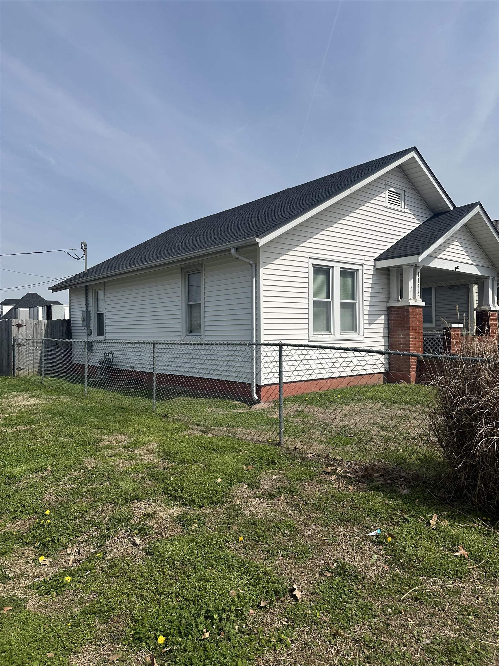 1125 11th Street, Owensboro, Kentucky 42301, 2 Bedrooms Bedrooms, ,1 BathroomBathrooms,Single Family Residence,For Sale,11th Street,94389