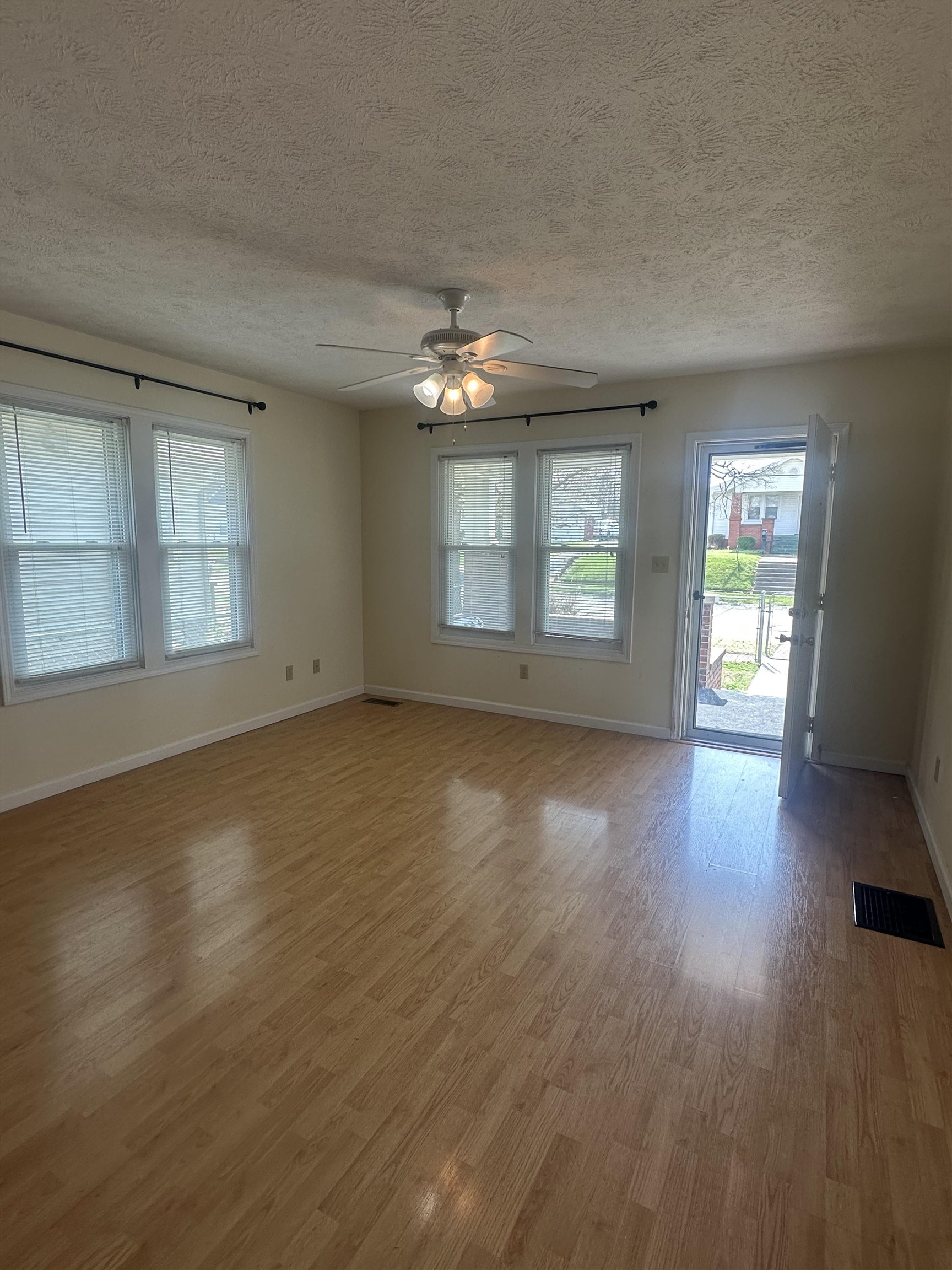 1125 11th Street, Owensboro, Kentucky 42301, 2 Bedrooms Bedrooms, ,1 BathroomBathrooms,Single Family Residence,For Sale,11th Street,94389