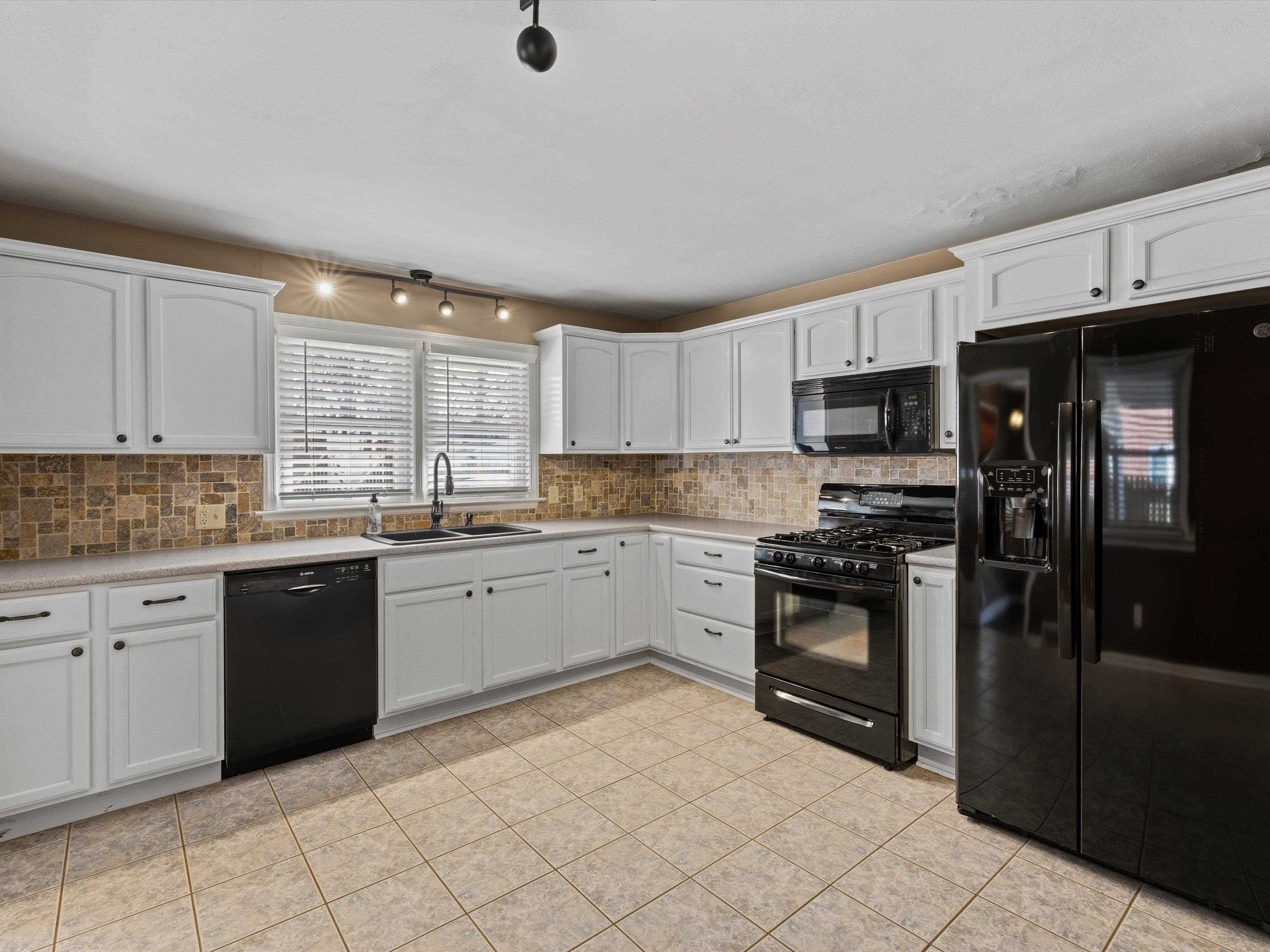 520 Warwick Dr W, Owensboro, Kentucky 42303, 3 Bedrooms Bedrooms, ,2 BathroomsBathrooms,Single Family Residence,For Sale,Warwick Dr W,94404