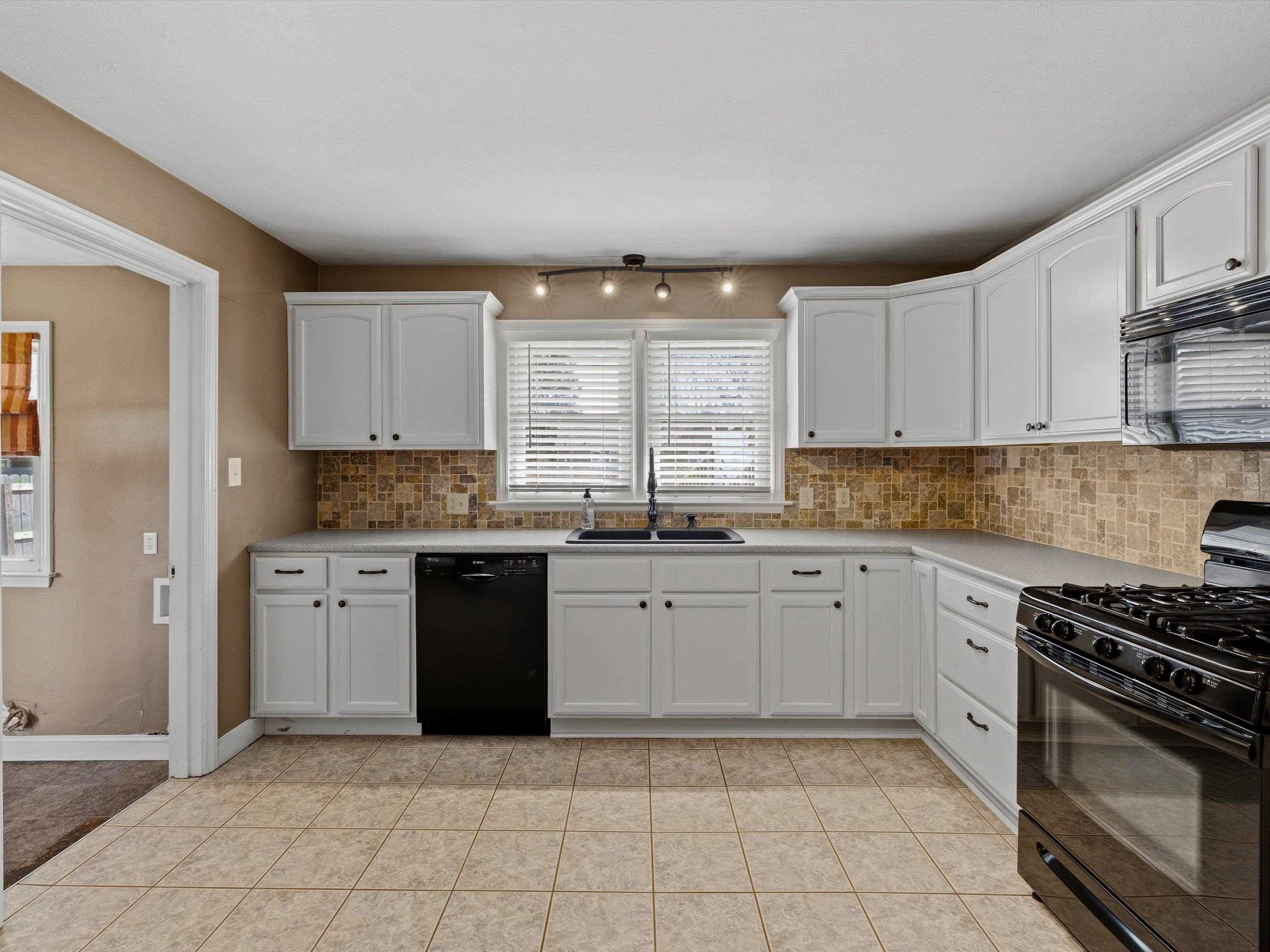 520 Warwick Dr W, Owensboro, Kentucky 42303, 3 Bedrooms Bedrooms, ,2 BathroomsBathrooms,Single Family Residence,For Sale,Warwick Dr W,94404