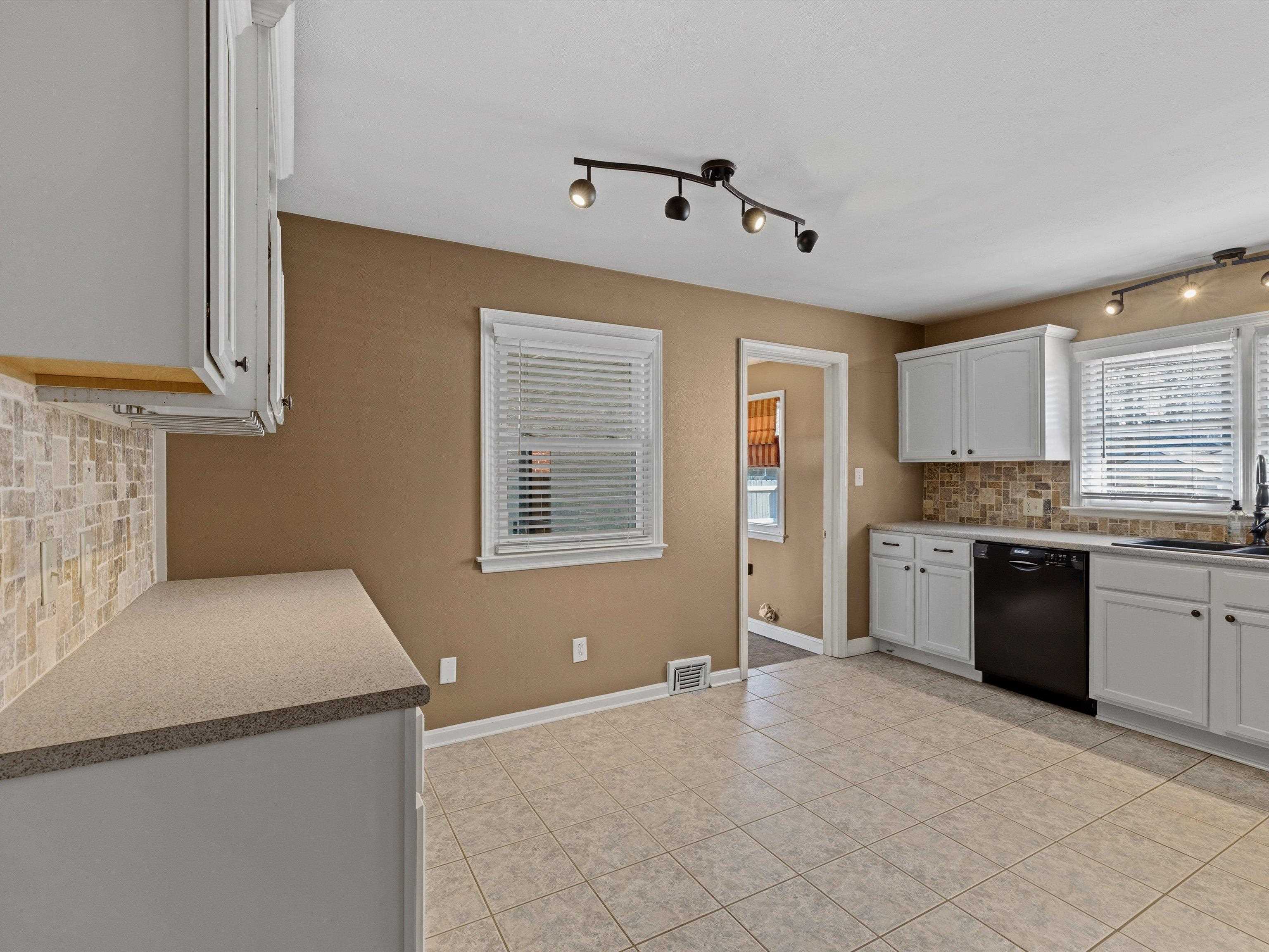 520 Warwick Dr W, Owensboro, Kentucky 42303, 3 Bedrooms Bedrooms, ,2 BathroomsBathrooms,Single Family Residence,For Sale,Warwick Dr W,94404