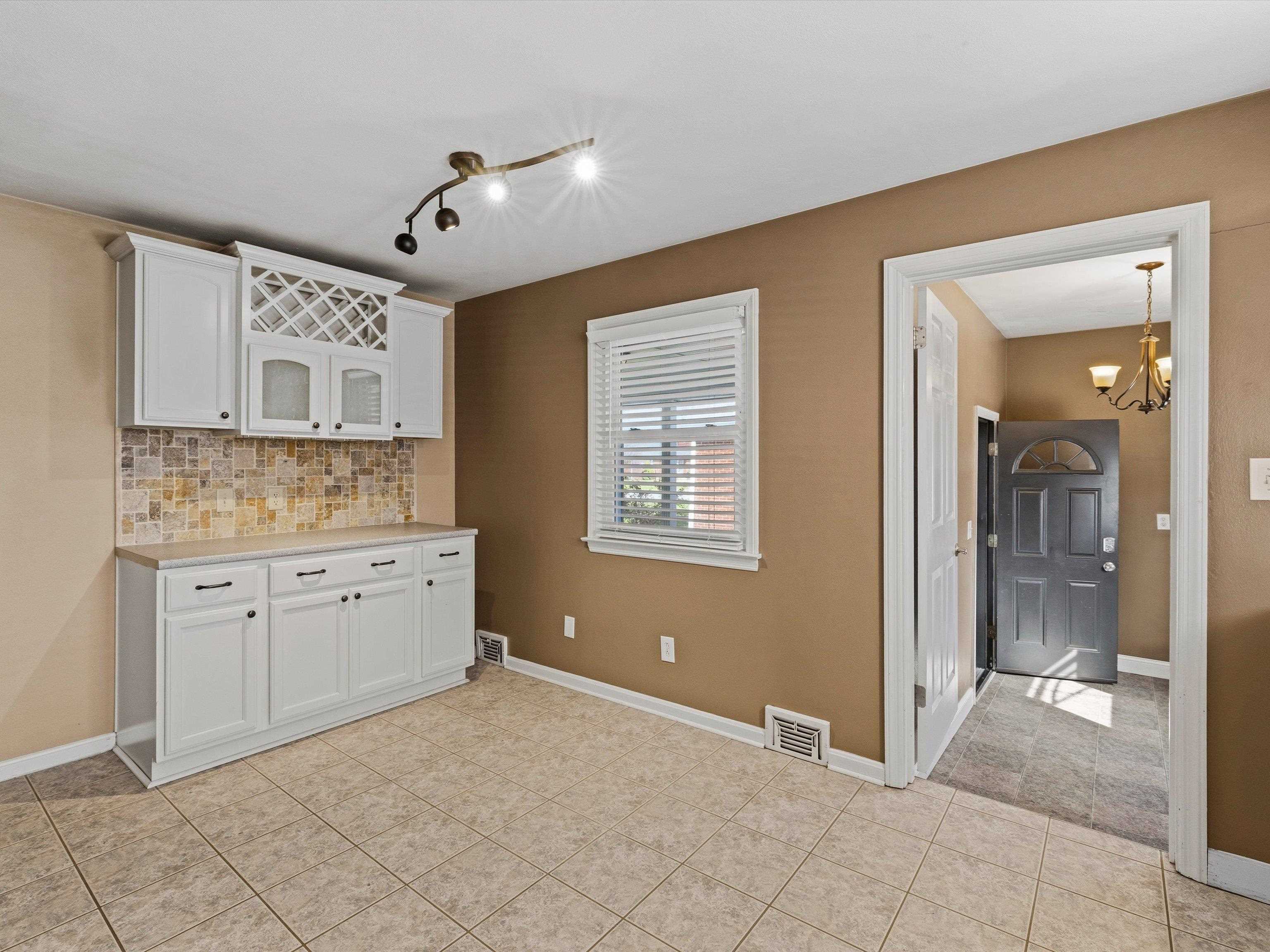 520 Warwick Dr W, Owensboro, Kentucky 42303, 3 Bedrooms Bedrooms, ,2 BathroomsBathrooms,Single Family Residence,For Sale,Warwick Dr W,94404