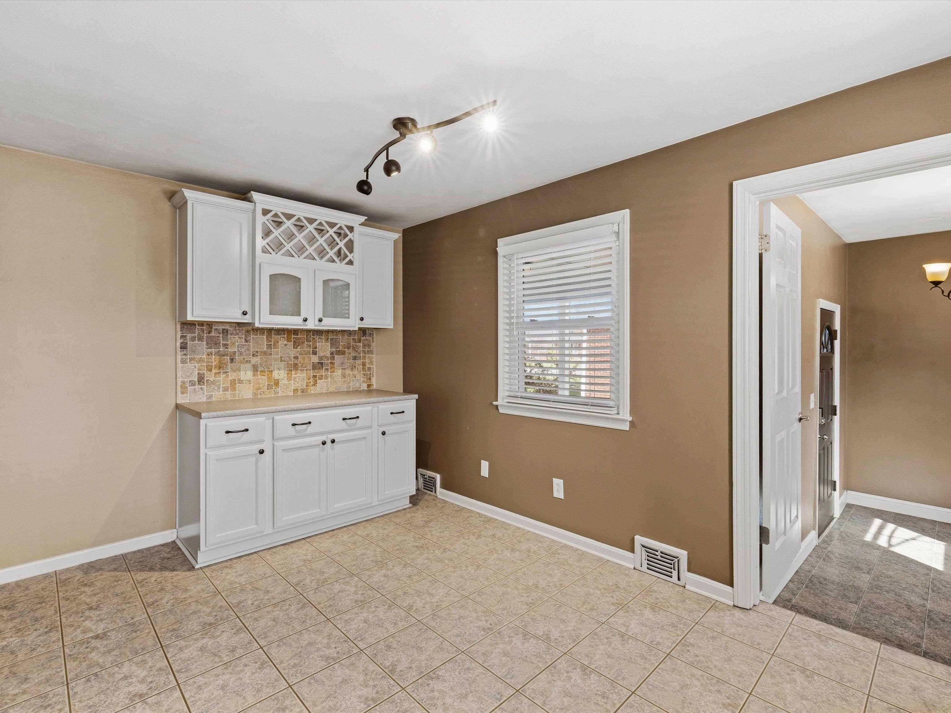 520 Warwick Dr W, Owensboro, Kentucky 42303, 3 Bedrooms Bedrooms, ,2 BathroomsBathrooms,Single Family Residence,For Sale,Warwick Dr W,94404