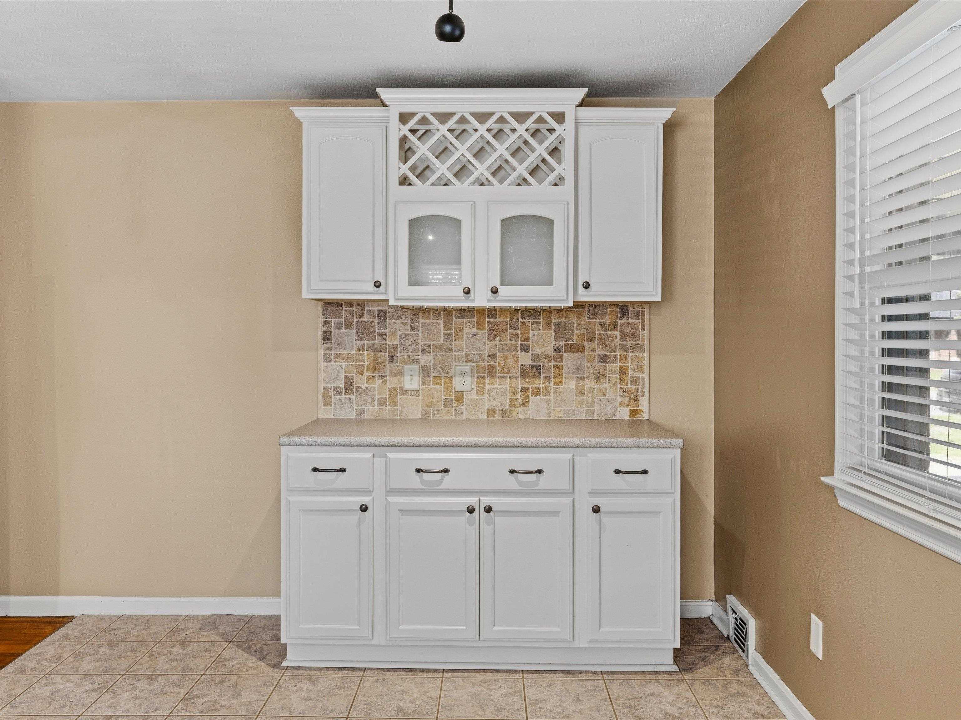 520 Warwick Dr W, Owensboro, Kentucky 42303, 3 Bedrooms Bedrooms, ,2 BathroomsBathrooms,Single Family Residence,For Sale,Warwick Dr W,94404