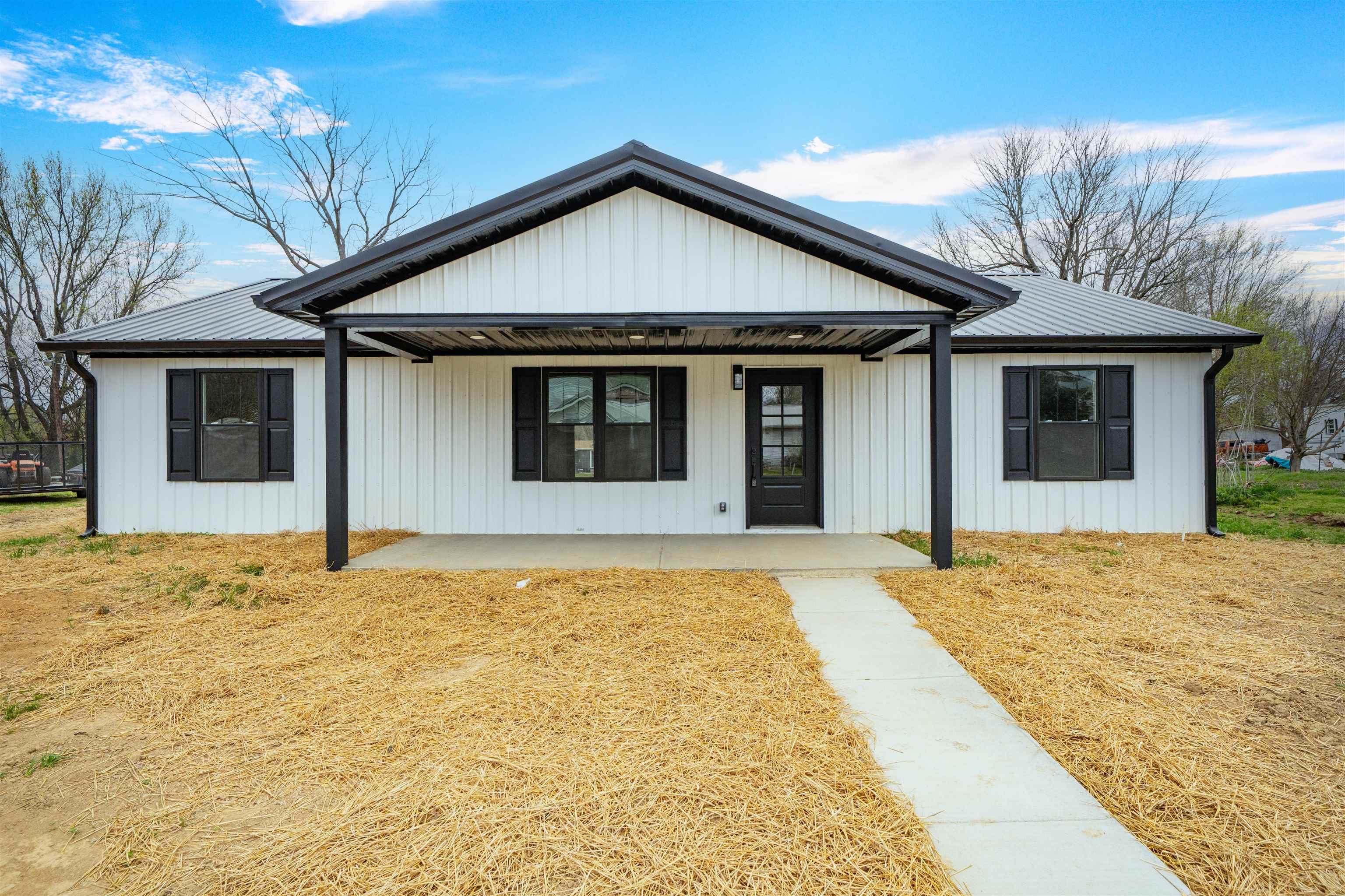 304 W 5th St, Livermore, Kentucky 42352, 3 Bedrooms Bedrooms, ,2 BathroomsBathrooms,Single Family Residence,For Sale,W 5th St,94458