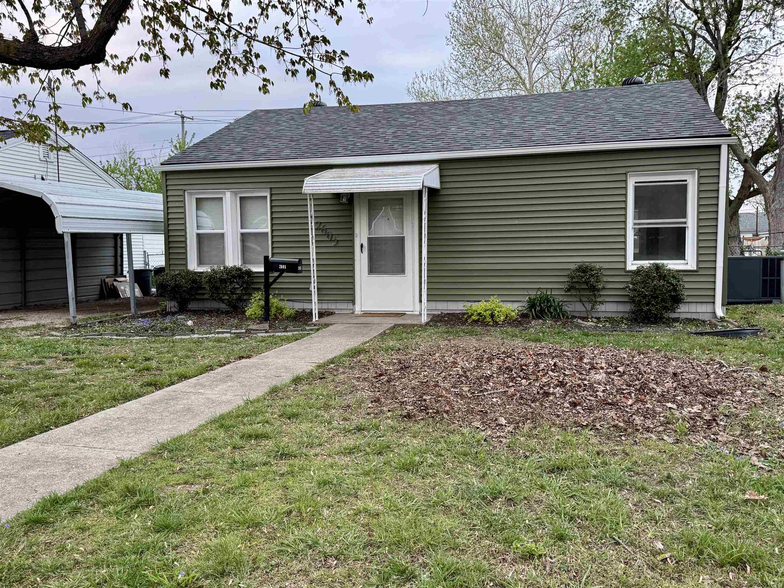 2605 Daviess St, Owensboro, Kentucky 42303, 2 Bedrooms Bedrooms, ,1 BathroomBathrooms,Single Family Residence,For Sale,Daviess St,94514