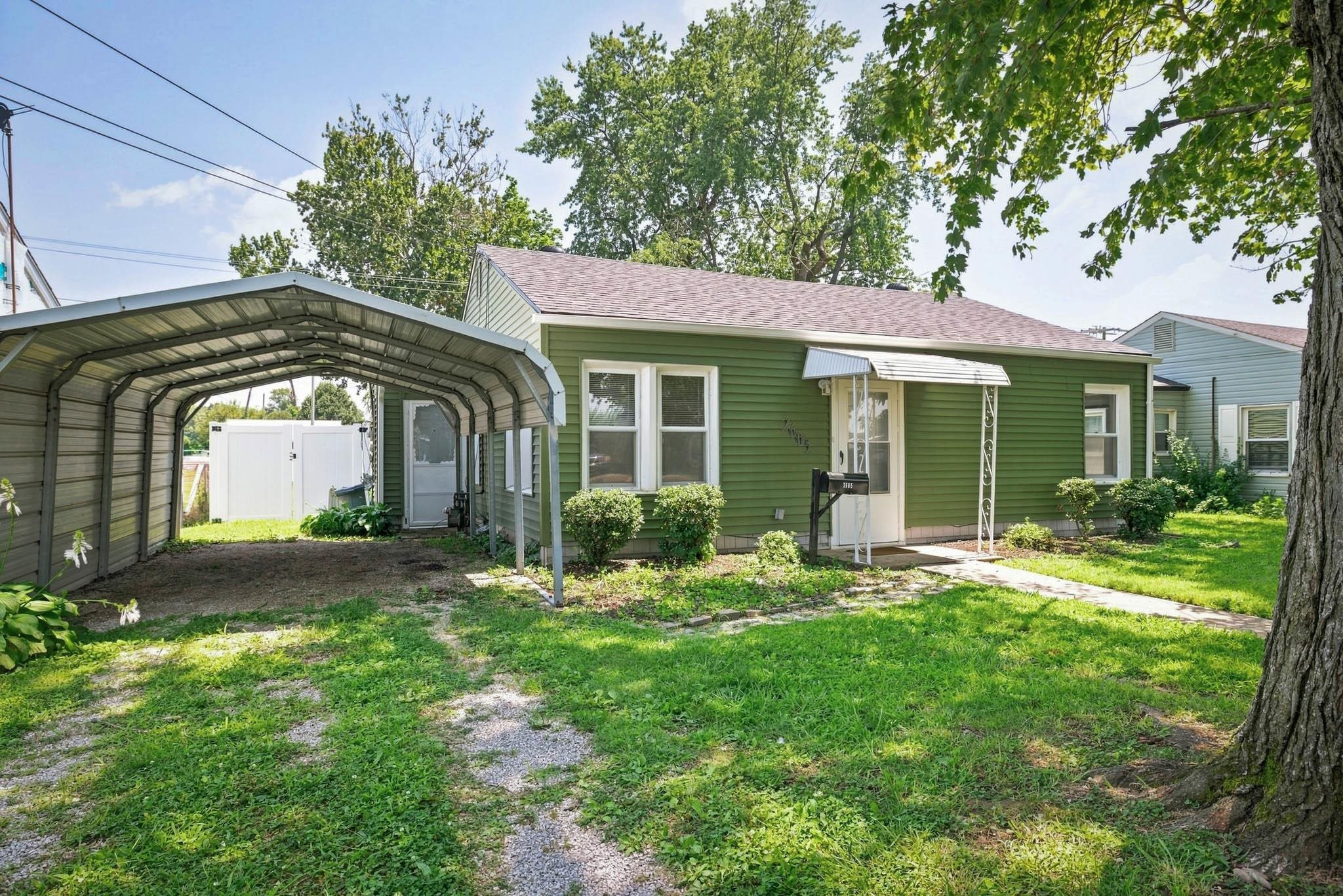 2605 Daviess St, Owensboro, Kentucky 42303, 2 Bedrooms Bedrooms, ,1 BathroomBathrooms,Single Family Residence,For Sale,Daviess St,94514