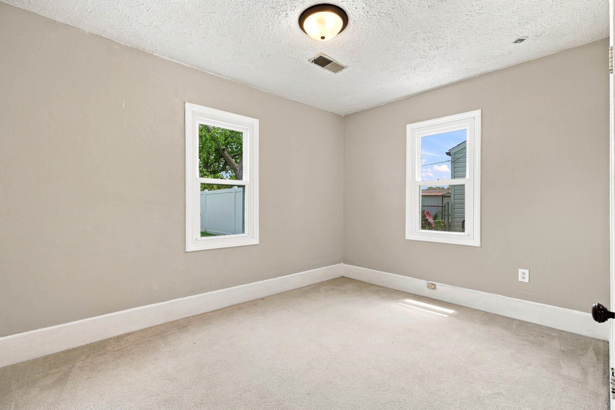 2605 Daviess St, Owensboro, Kentucky 42303, 2 Bedrooms Bedrooms, ,1 BathroomBathrooms,Single Family Residence,For Sale,Daviess St,94514
