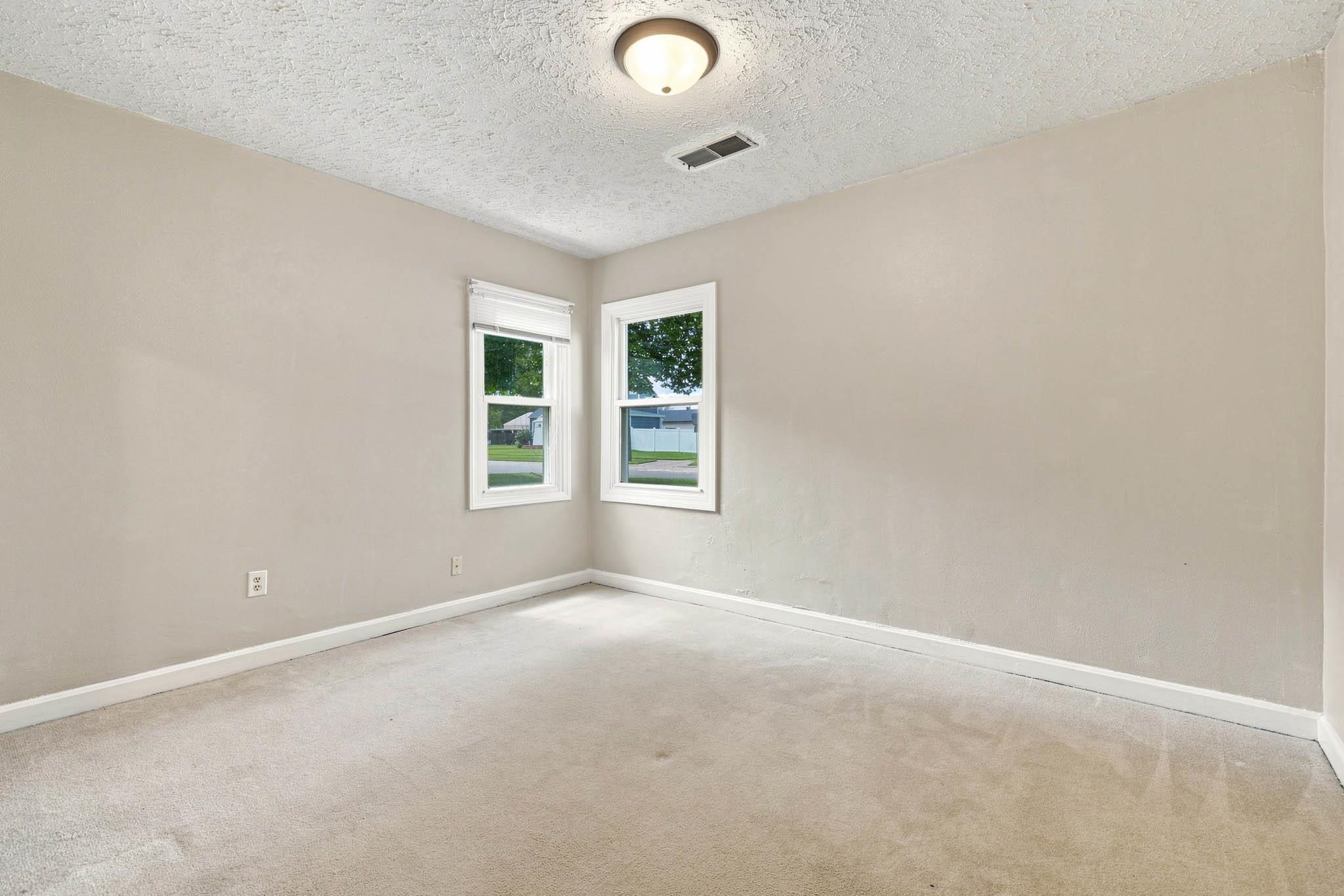 2605 Daviess St, Owensboro, Kentucky 42303, 2 Bedrooms Bedrooms, ,1 BathroomBathrooms,Single Family Residence,For Sale,Daviess St,94514
