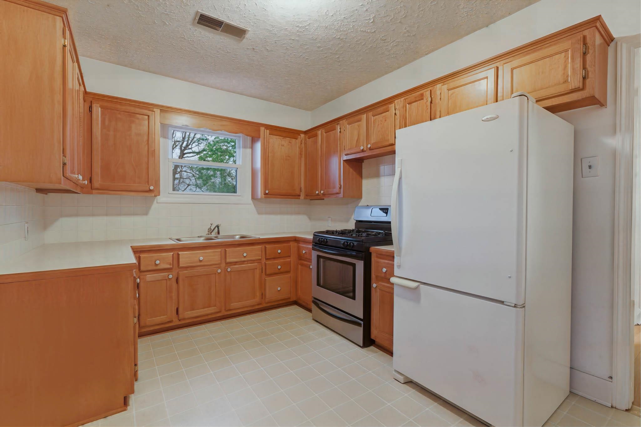 2605 Daviess St, Owensboro, Kentucky 42303, 2 Bedrooms Bedrooms, ,1 BathroomBathrooms,Single Family Residence,For Sale,Daviess St,94514