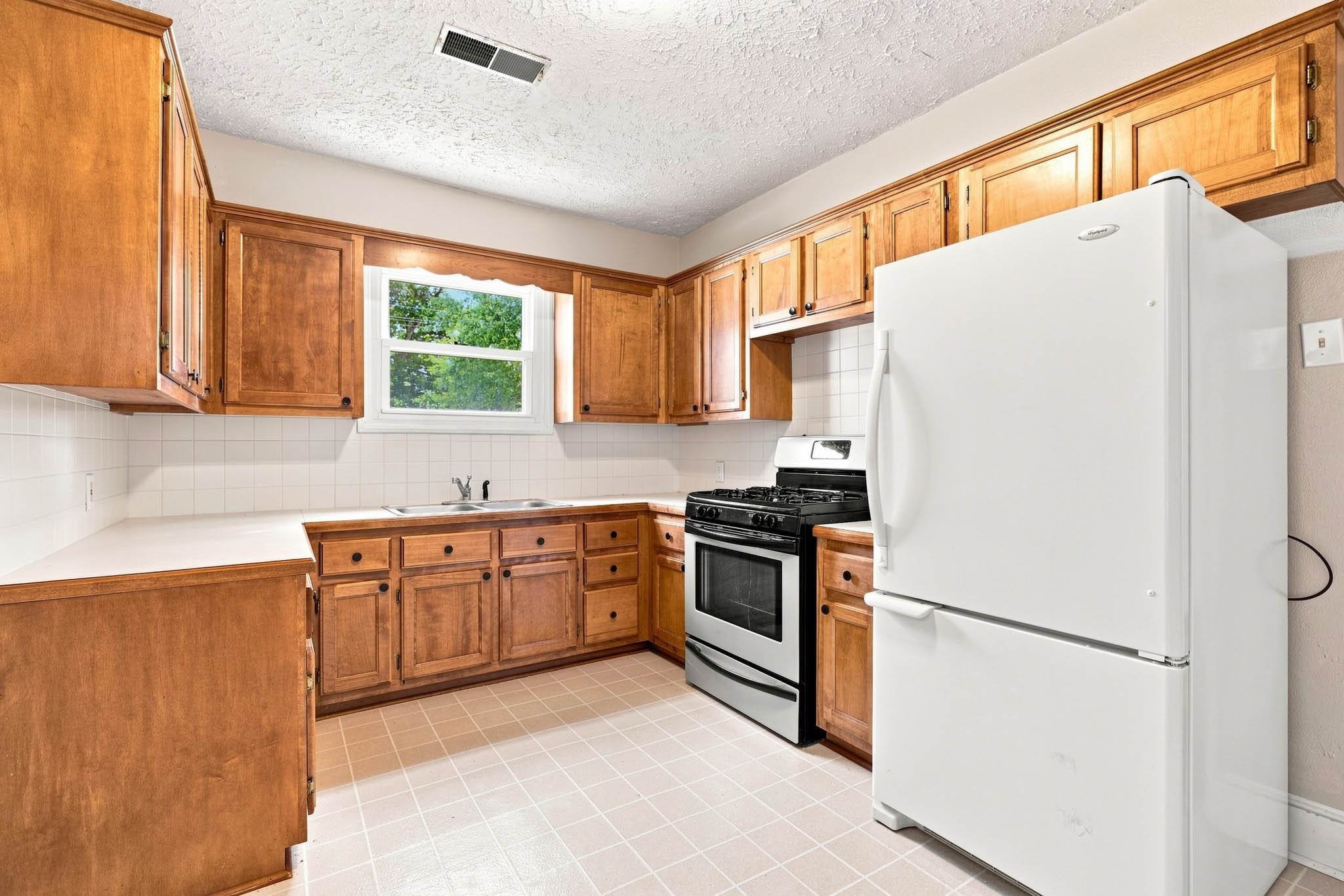 2605 Daviess St, Owensboro, Kentucky 42303, 2 Bedrooms Bedrooms, ,1 BathroomBathrooms,Single Family Residence,For Sale,Daviess St,94514