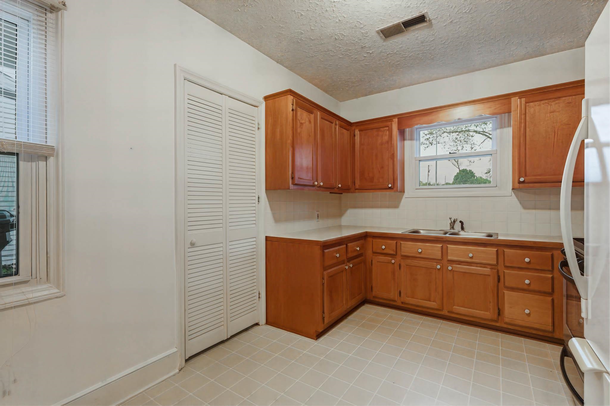 2605 Daviess St, Owensboro, Kentucky 42303, 2 Bedrooms Bedrooms, ,1 BathroomBathrooms,Single Family Residence,For Sale,Daviess St,94514