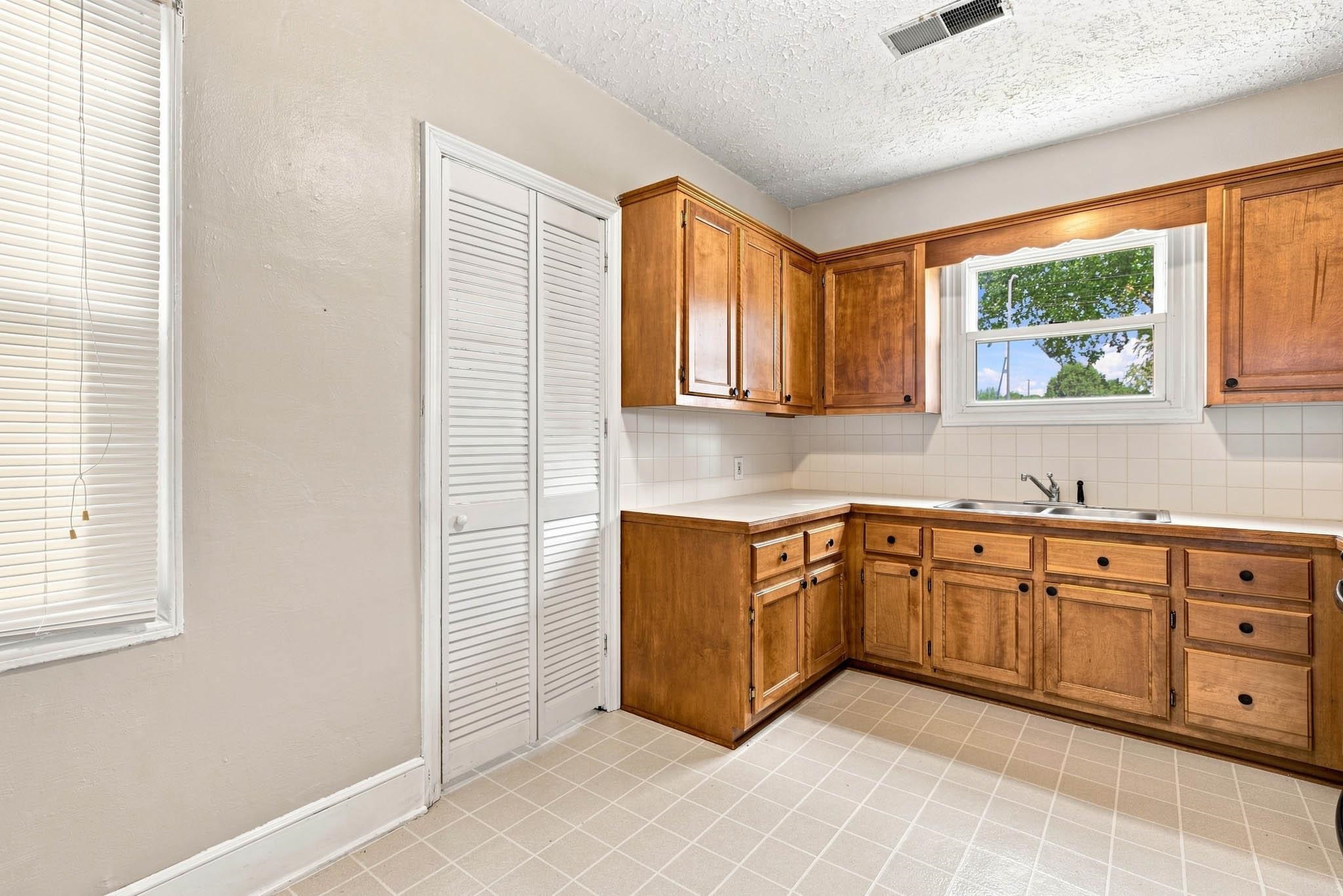 2605 Daviess St, Owensboro, Kentucky 42303, 2 Bedrooms Bedrooms, ,1 BathroomBathrooms,Single Family Residence,For Sale,Daviess St,94514