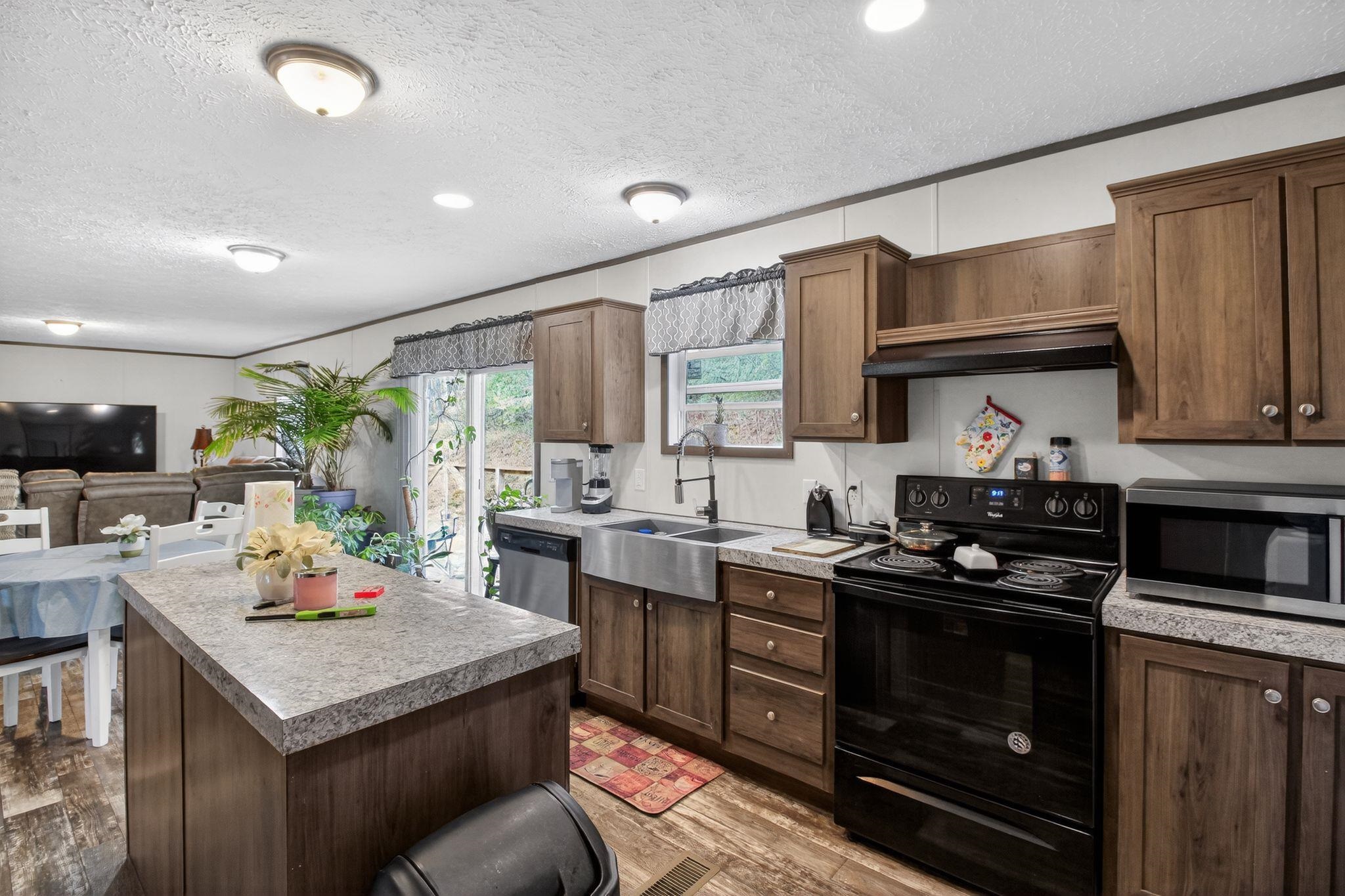 4138 Bowling Green Road, Caneyville, Kentucky 42721, 4 Bedrooms Bedrooms, ,2 BathroomsBathrooms,Single Family Residence,For Sale,Bowling Green Road,94519